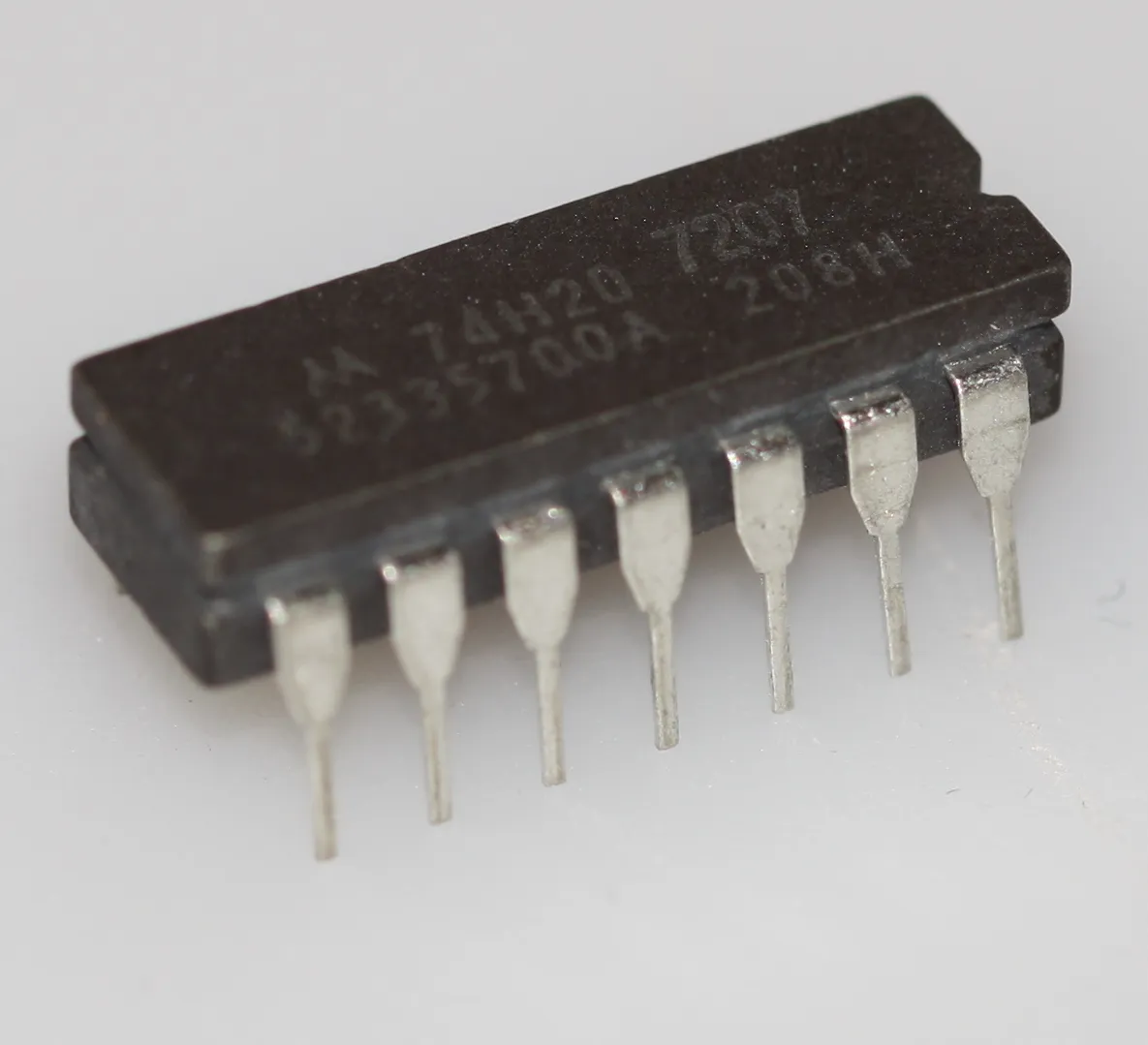 [132484] Dual 4-input NAND gate DIP-14
