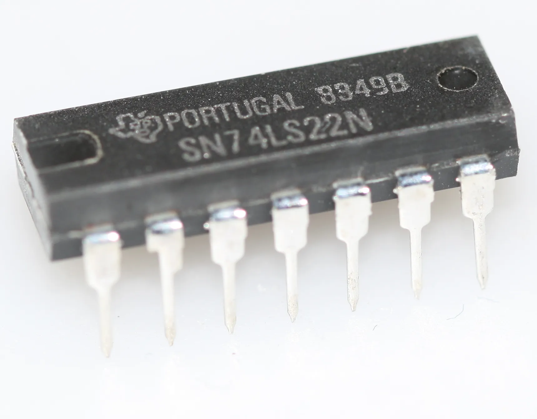 [132497] Dual 4-input NAND gate with open collector out DIP-14