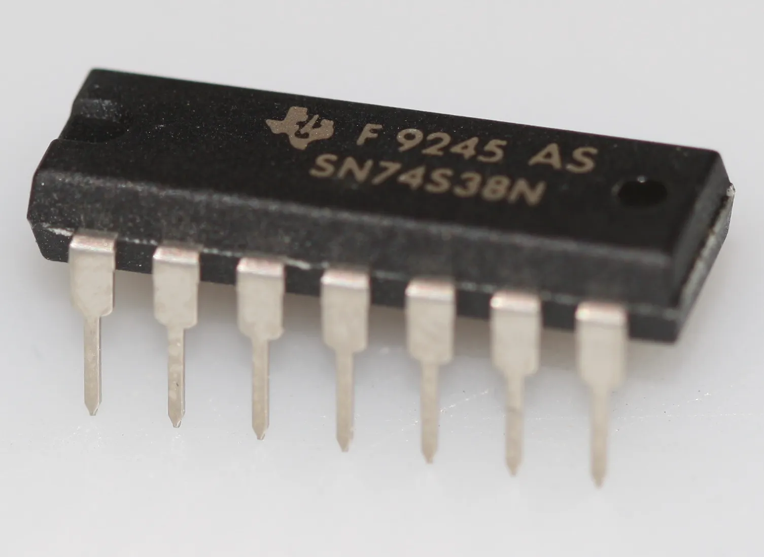 [132508] Quad 2-input NAND buffer DIP-14
