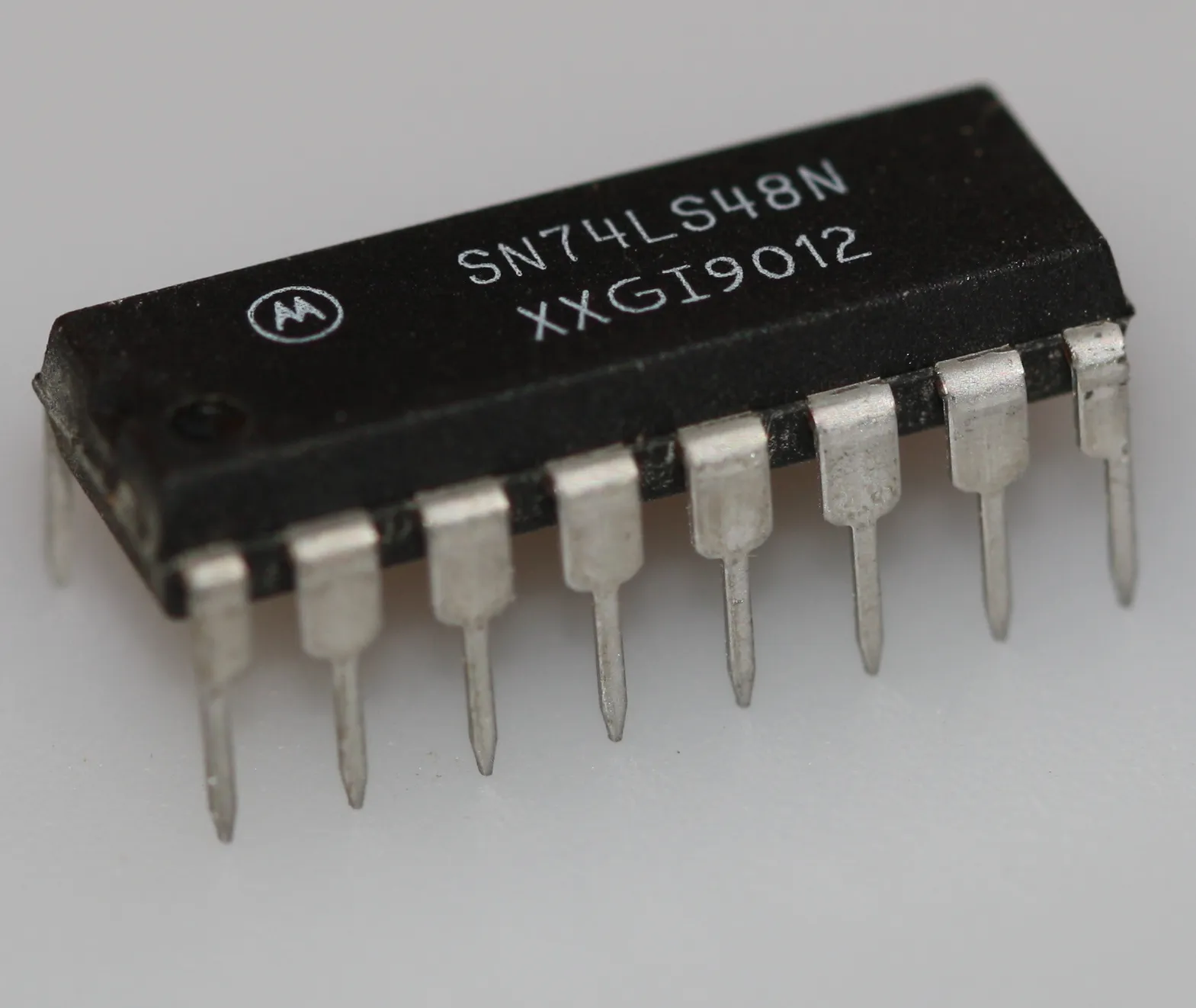 [132532] BCD to 7-segment decoder/driver with Internal Pullups DIP-16