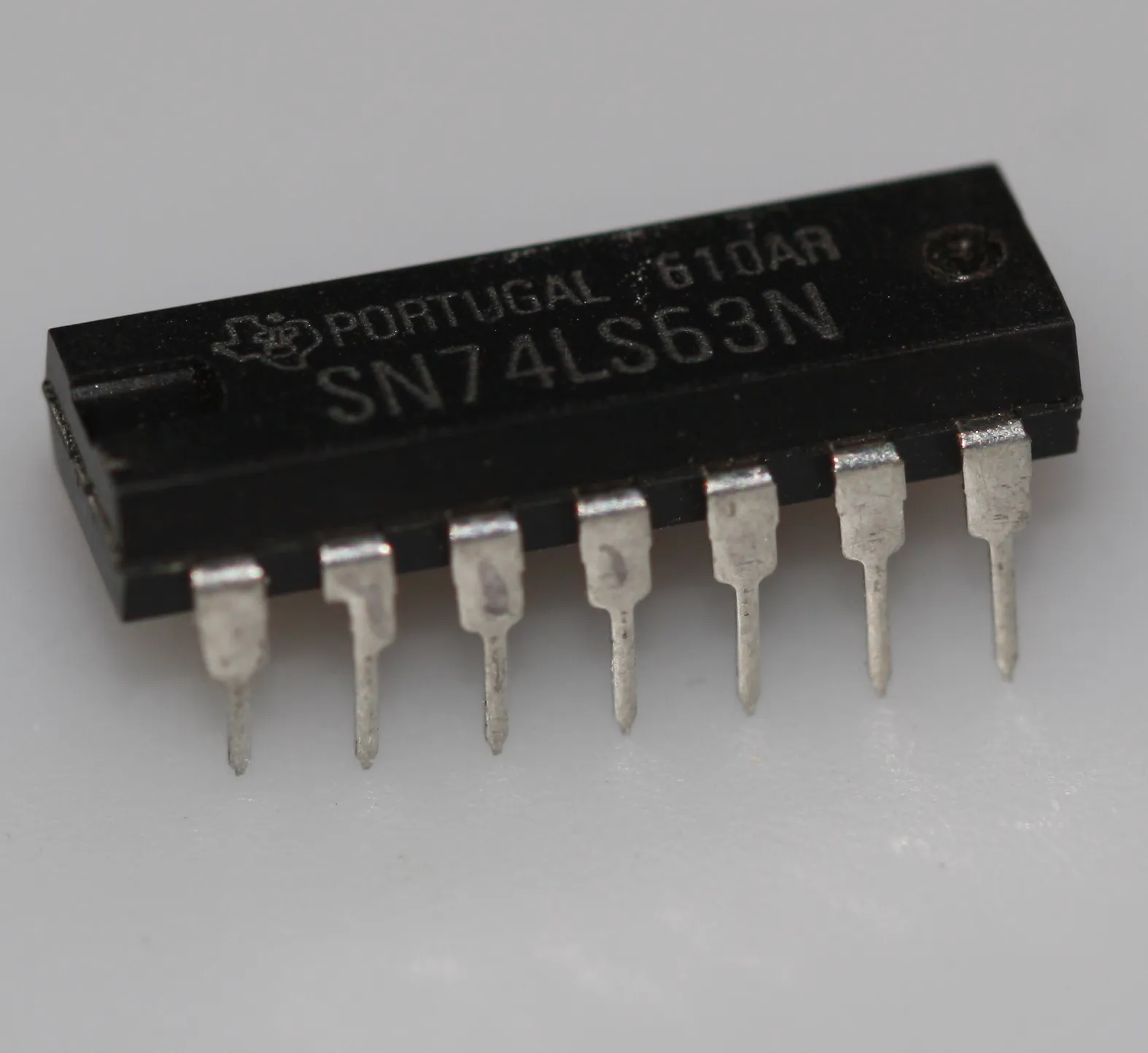 [132537] Hex current sensing interface gates DIP-14