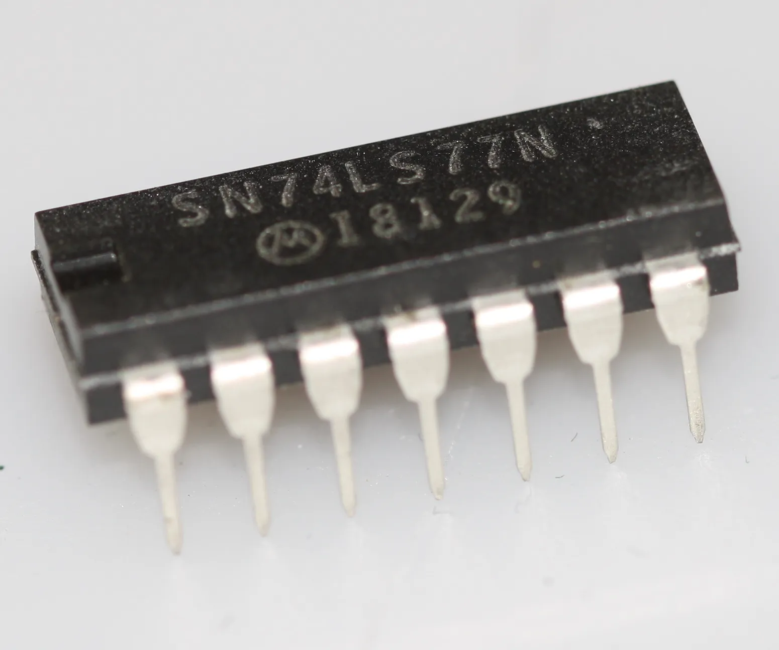 [132579] 4-bit bistable latch  DIP-14
