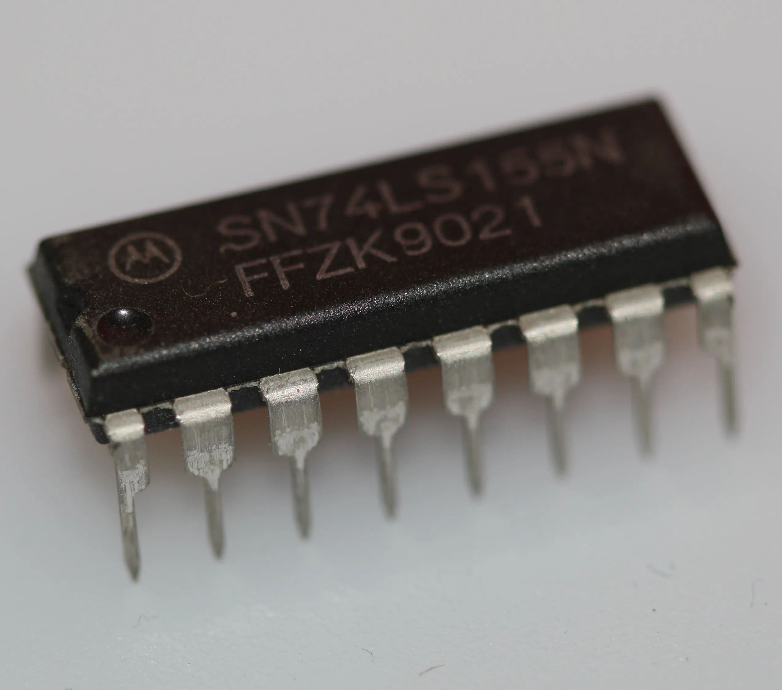 [132647] Dual 2-line to 4-line decoder/demultiplexer DIP-16
