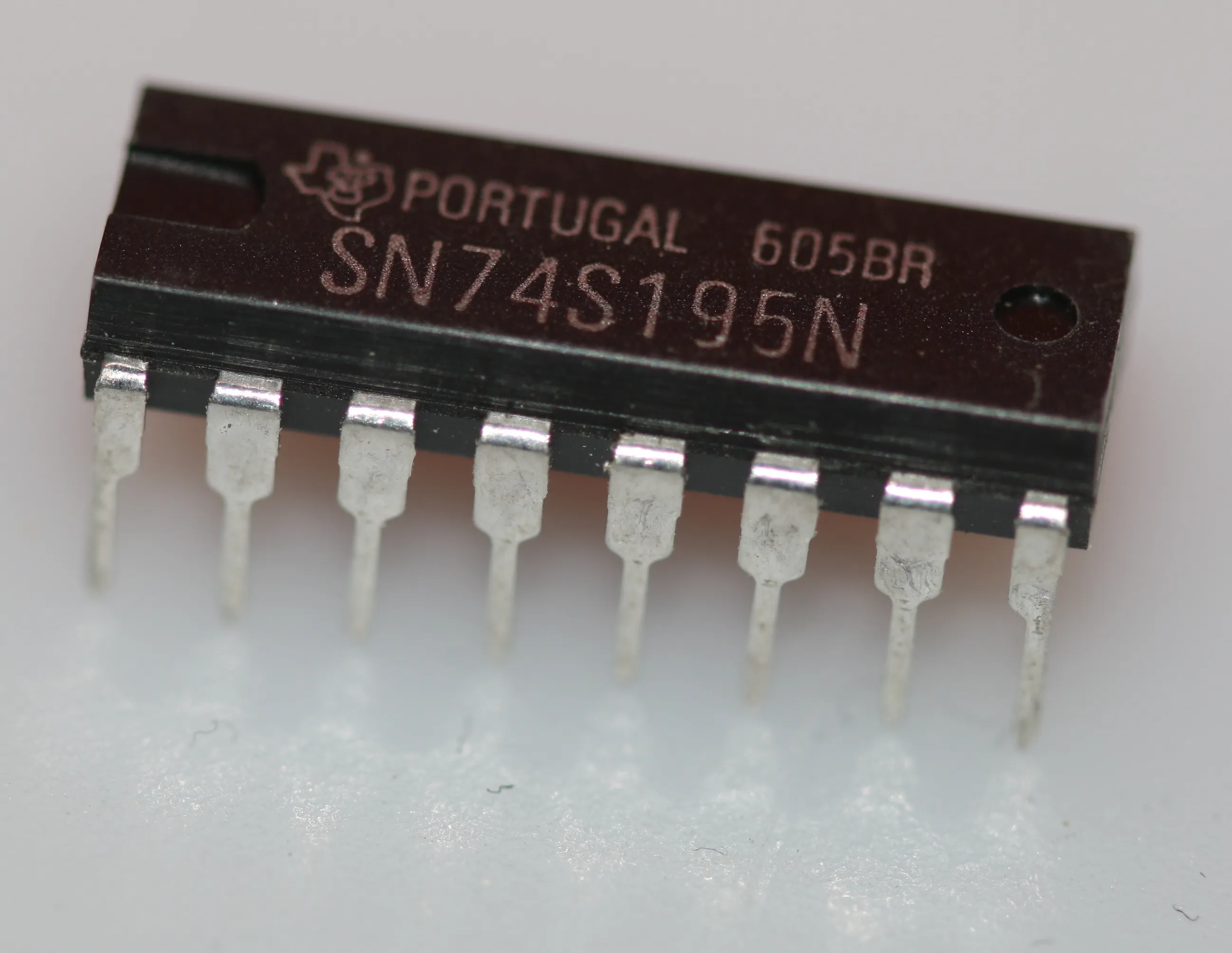 [132715] 4-bit parallel-access shift register DIP-16
