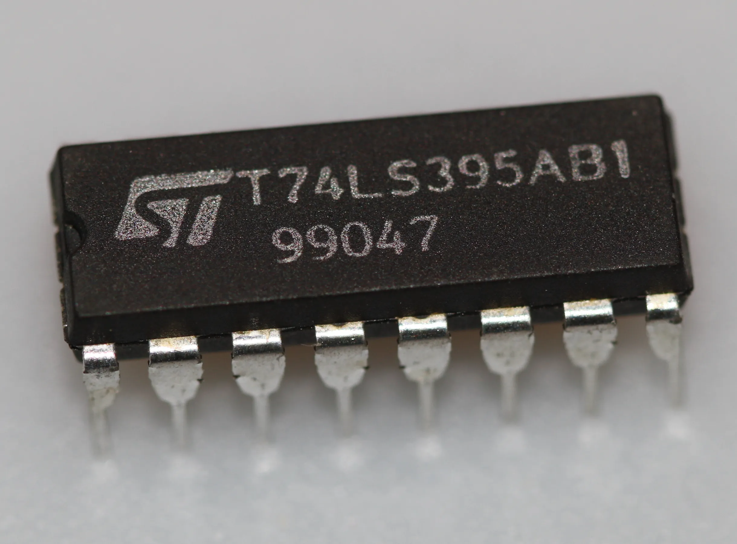 [132850] 4-bit universal shift register DIP-16
