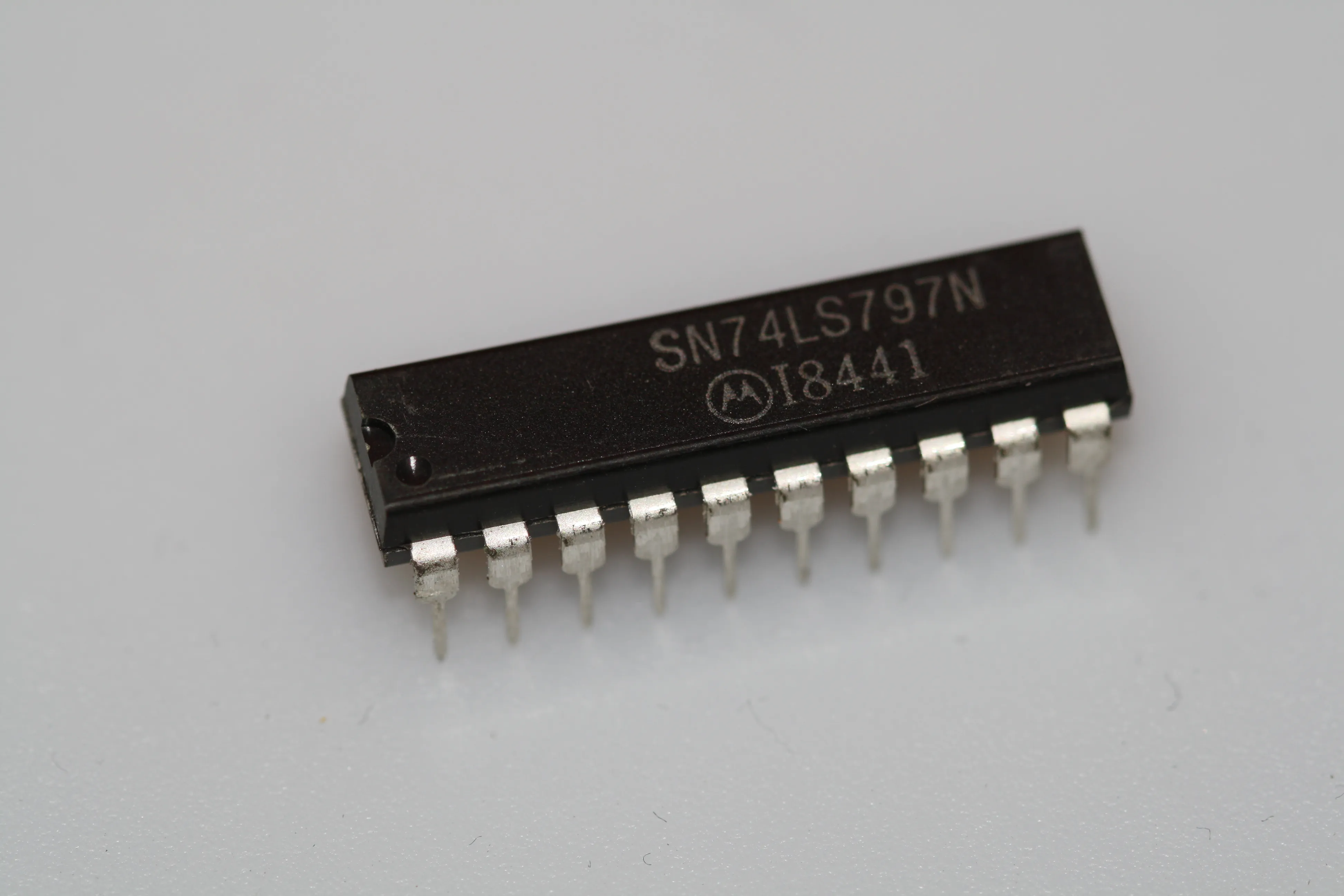 [132913] 4-bit binary counter/register/multiplexer DIP-20