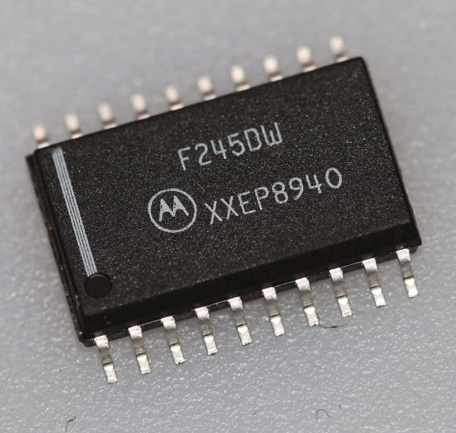 [133006] Octal bus transceiver with noninverted three-state out SO-20