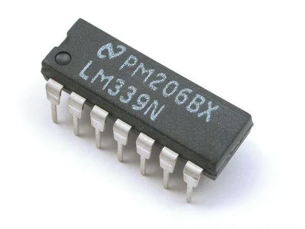 4xComp +-18V 300ns DIP-14