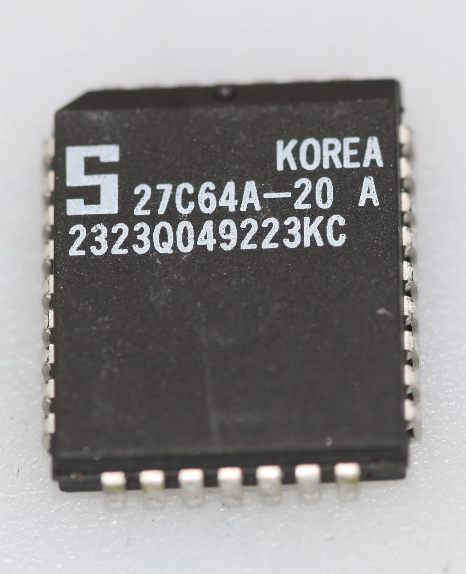 64K-bit CMOS EPROM(8K x 8) VQ-30