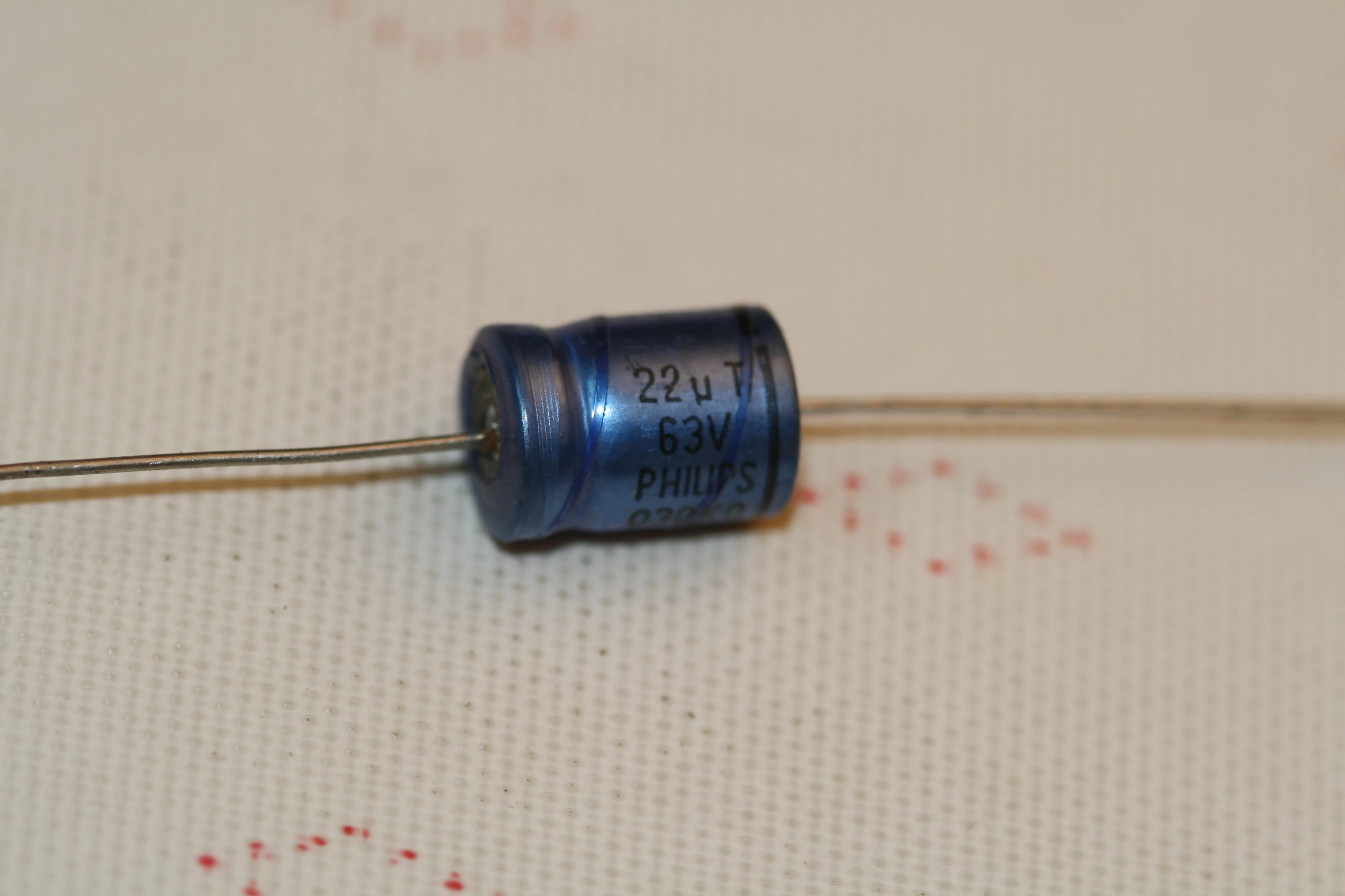 El-Capacitor 22µF/63V-8x11mm