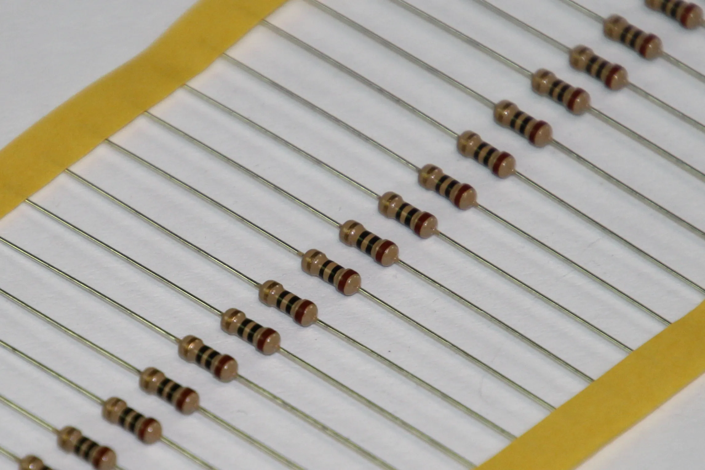 Resistor 0207 0,25W 5% 750R Taped