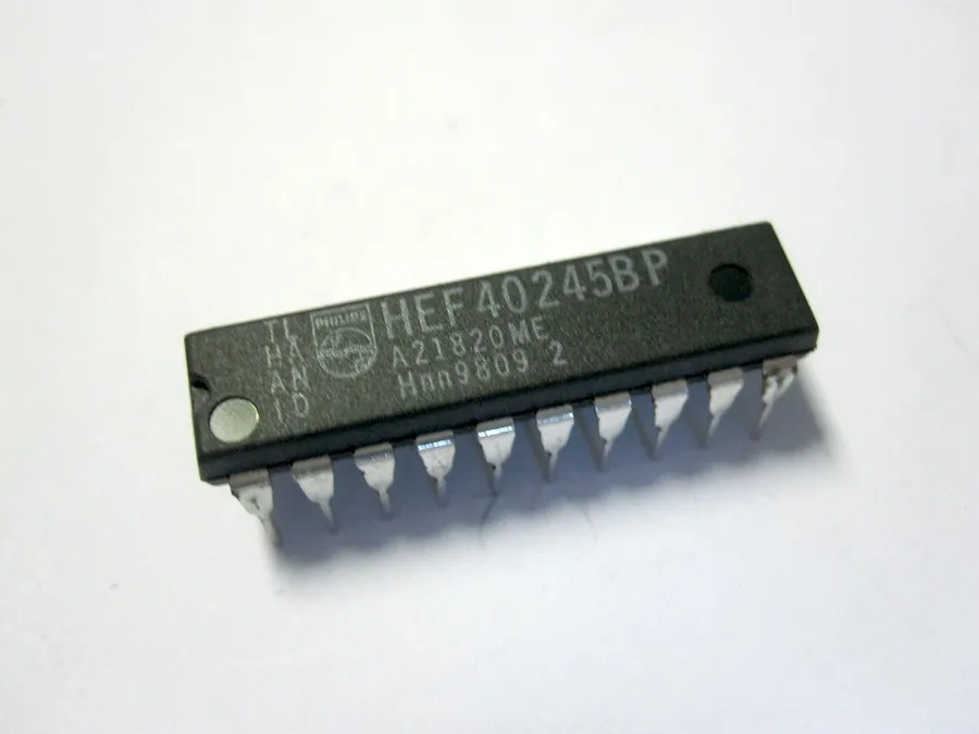 Octal bus transceiver with 3-state outputs DIP-20