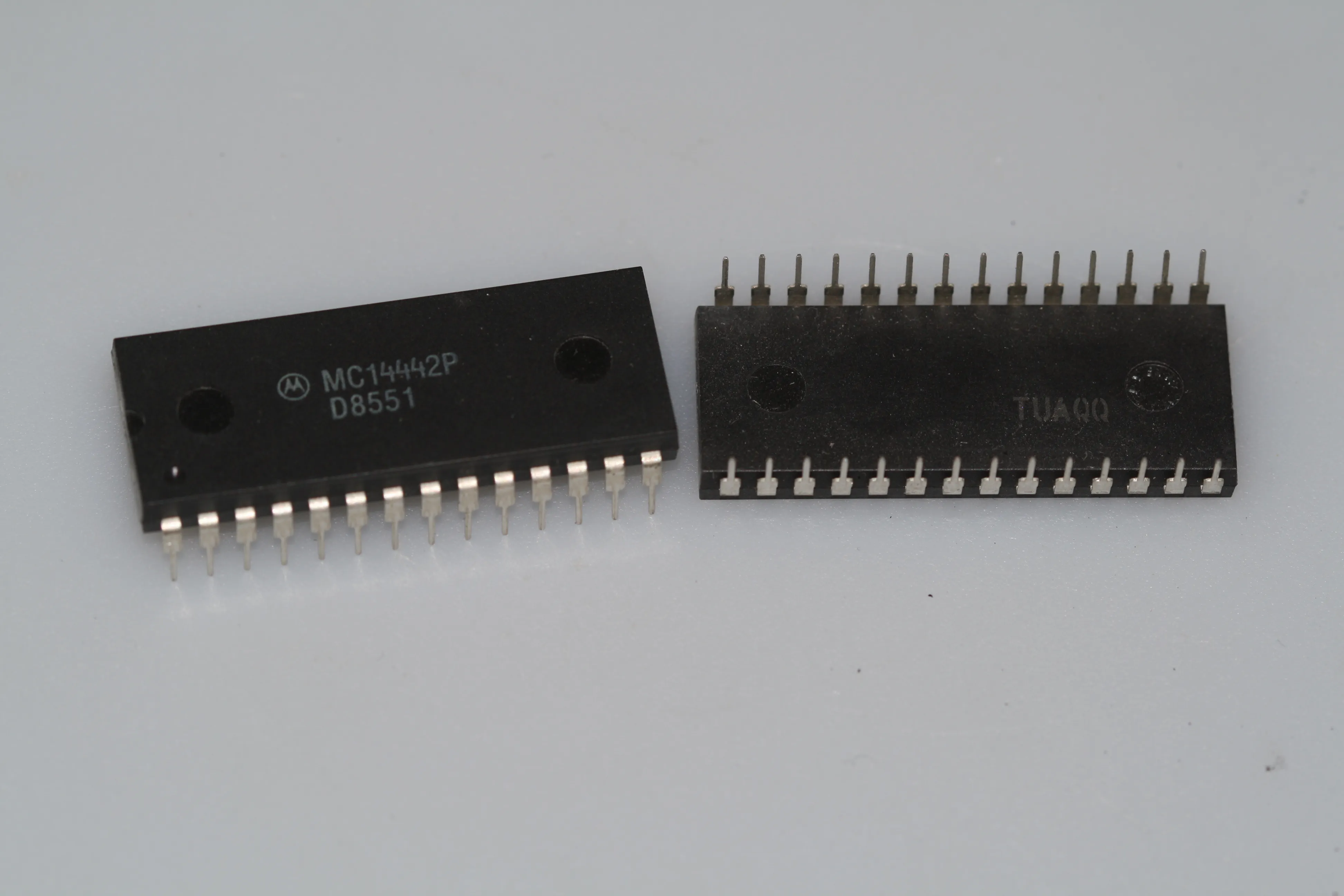 8-BIT A/D CONVERTER WITH PARALLEL INTERFACE DIP-24