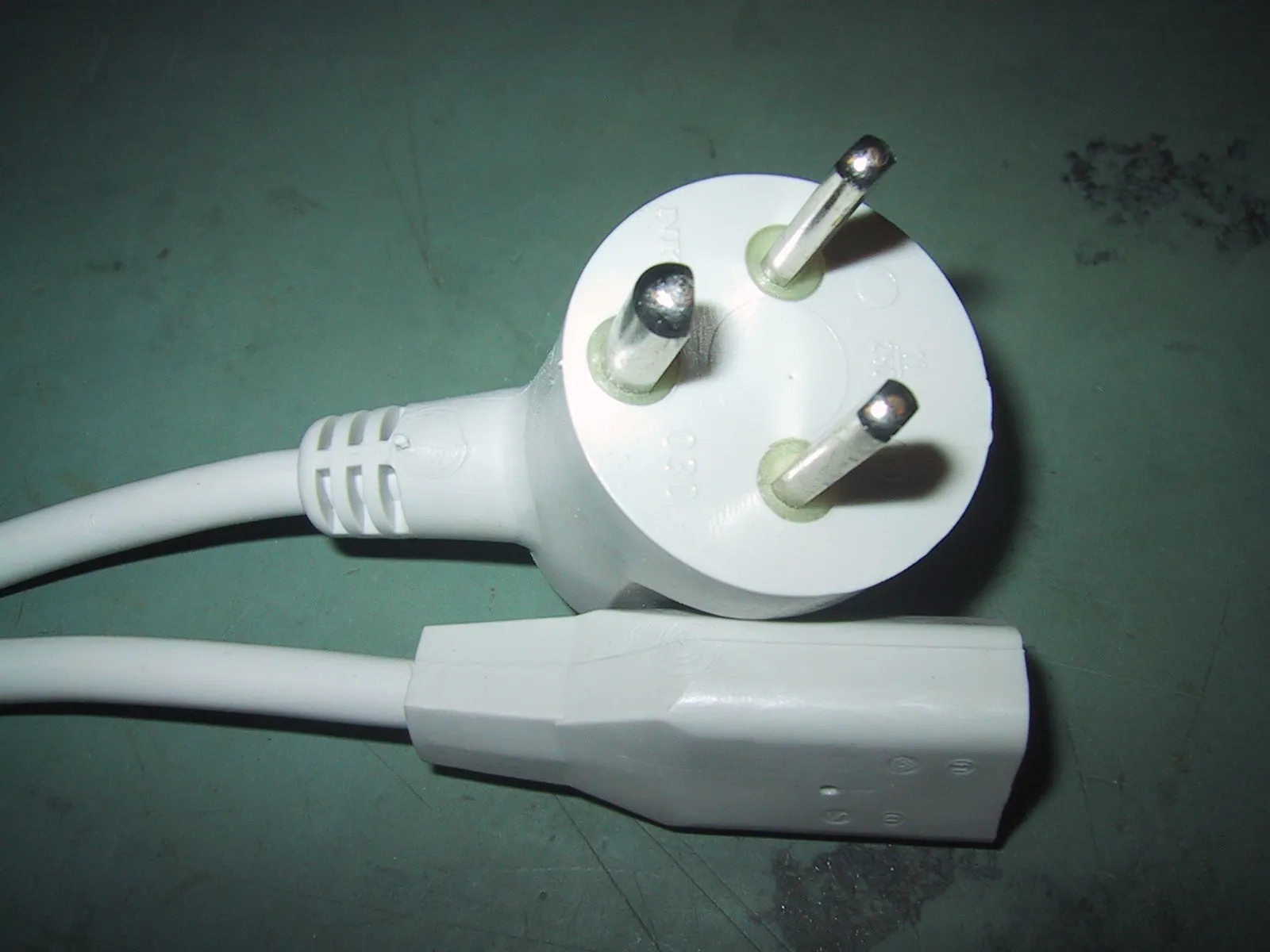 Apparat kabel m. vinklet EDB stik, 2m, Grå