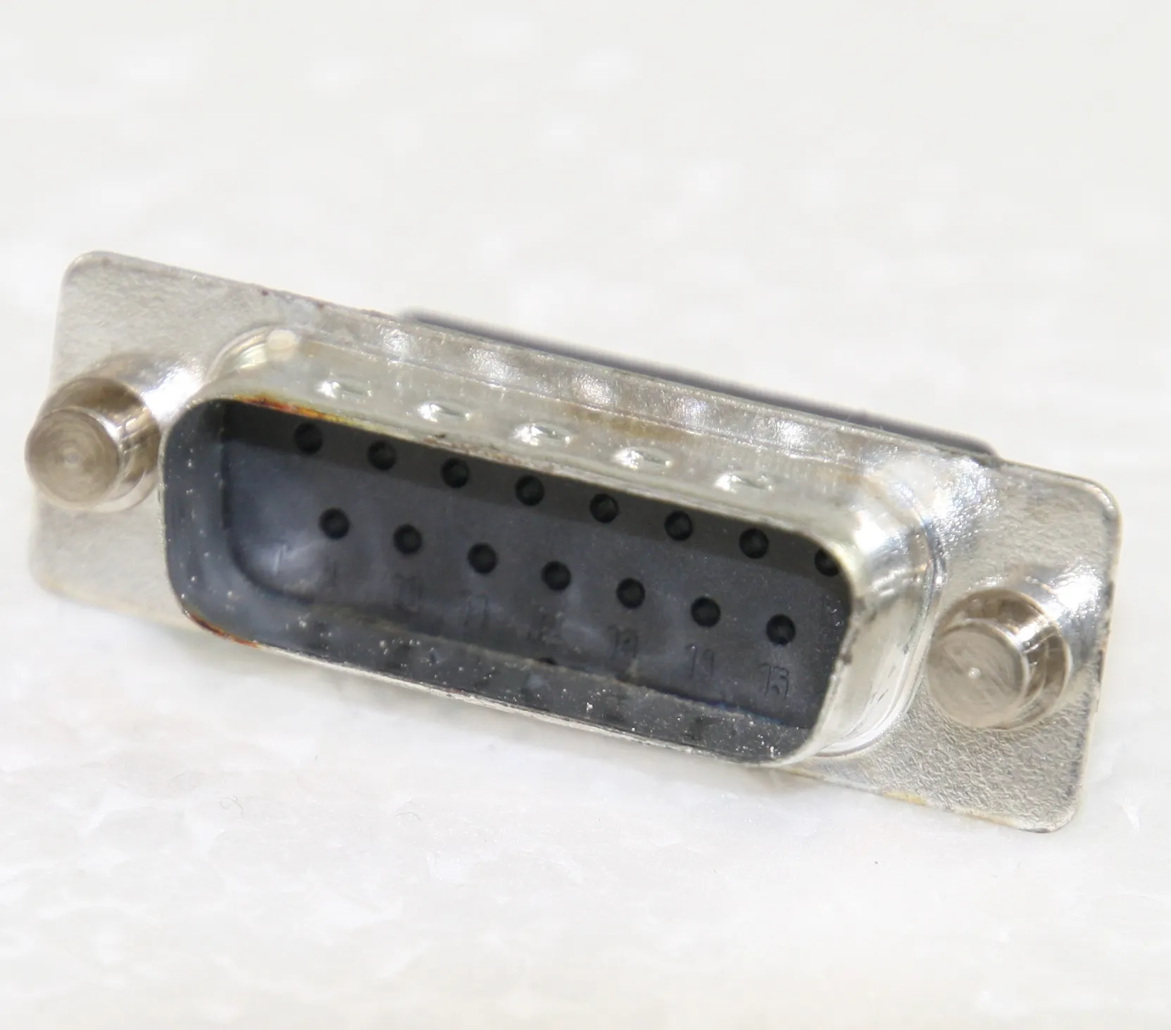 D-Sub-Plug 15-Pole Crimp med låseknopper