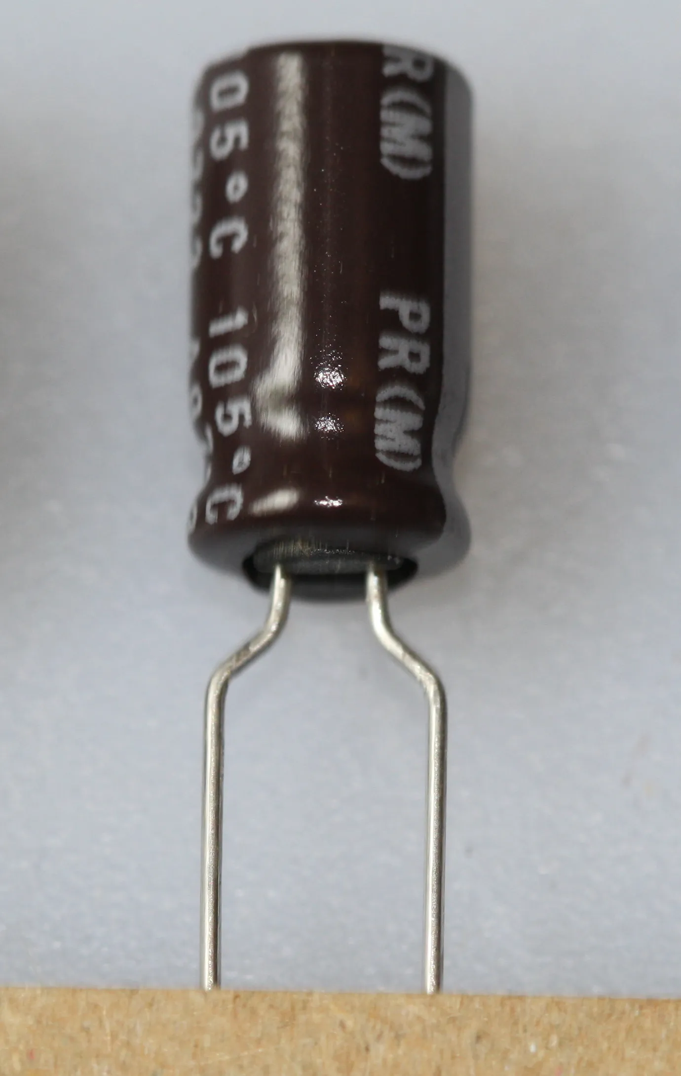 El-Capacitor 1µF/160V-P5,0-6,3x12