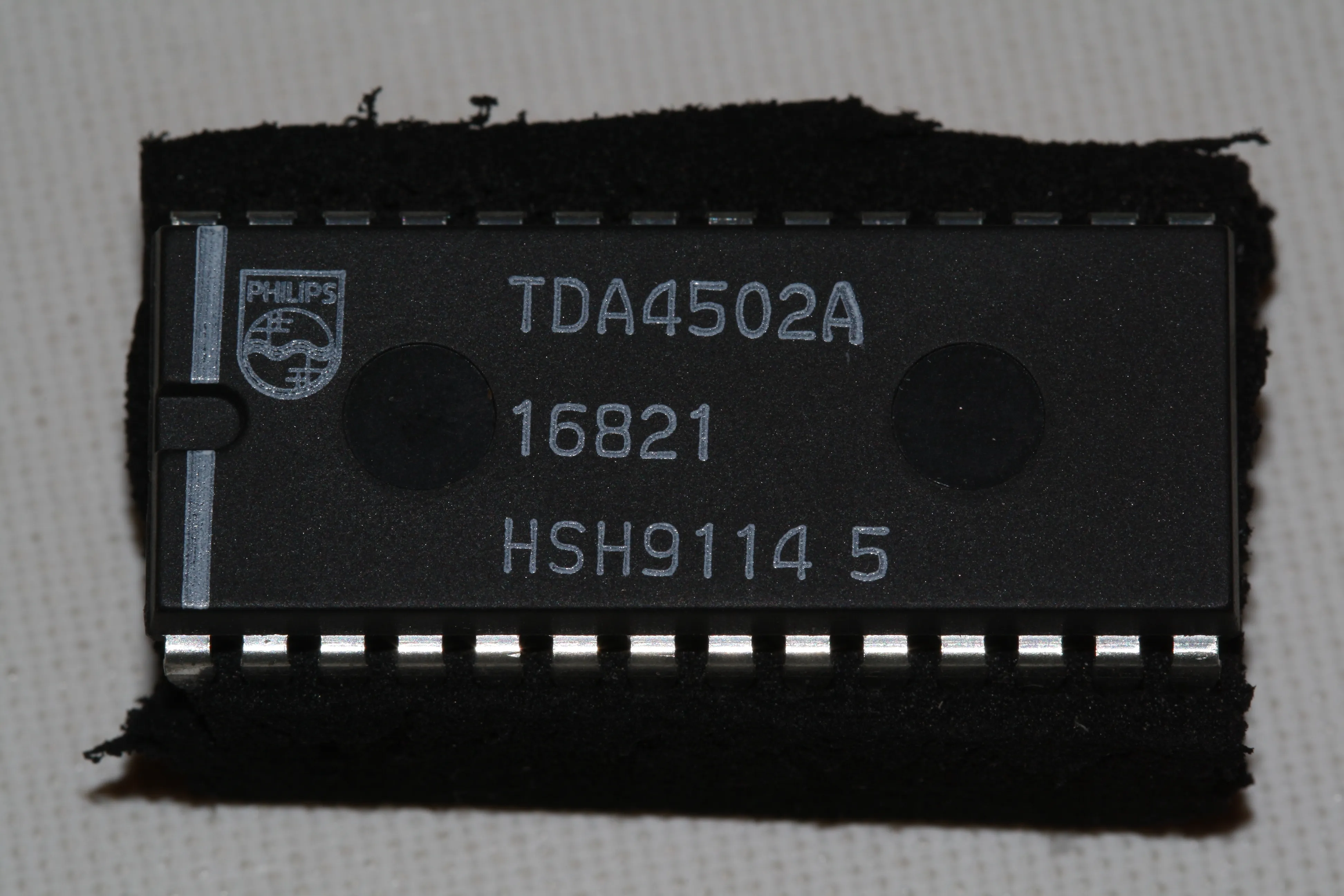 SMALL SIGNAL COMBINATION IC FOR COLOUR TV DIP-28