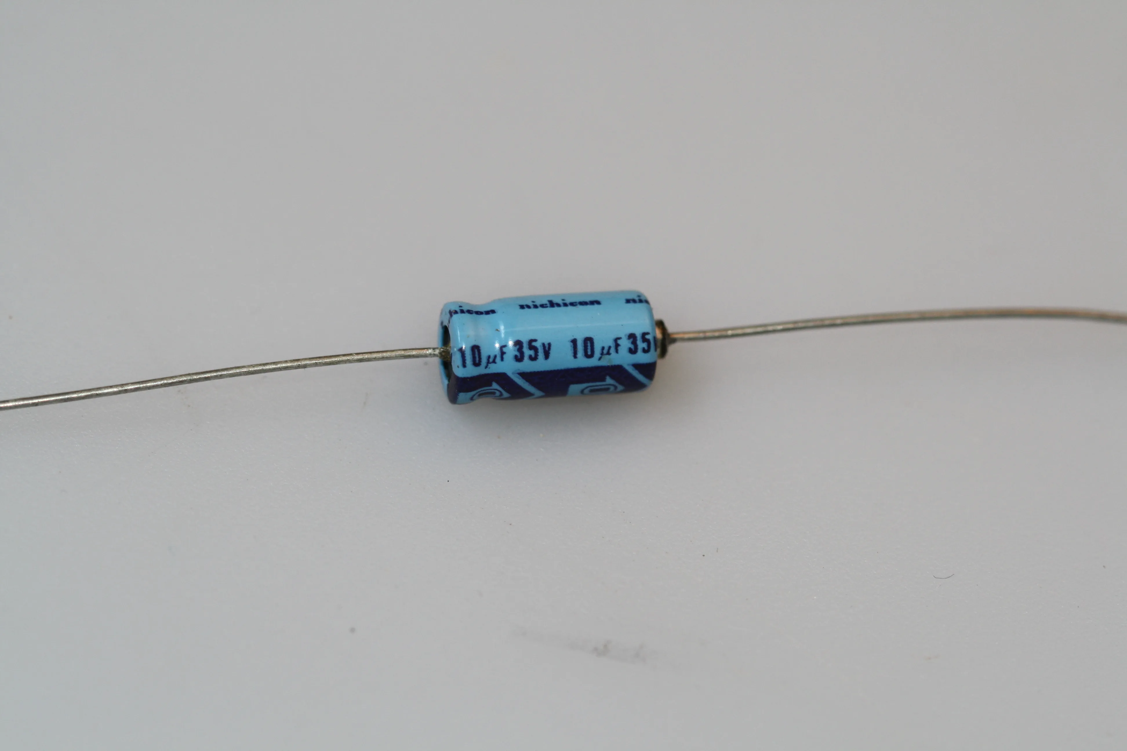El-Capacitor 10µF/35V-6x12mm