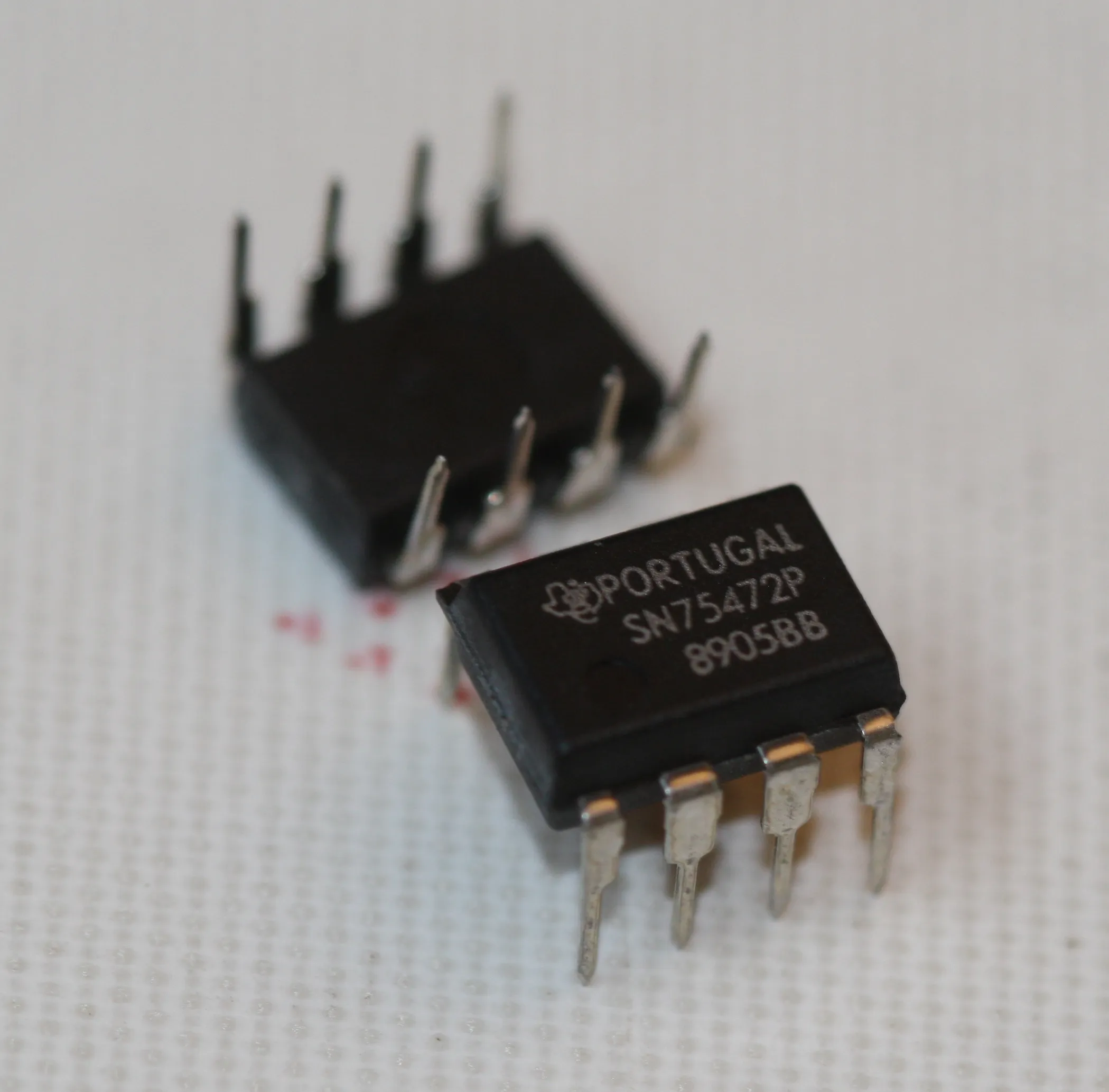 Dual Peripheral Drivers DIP-8