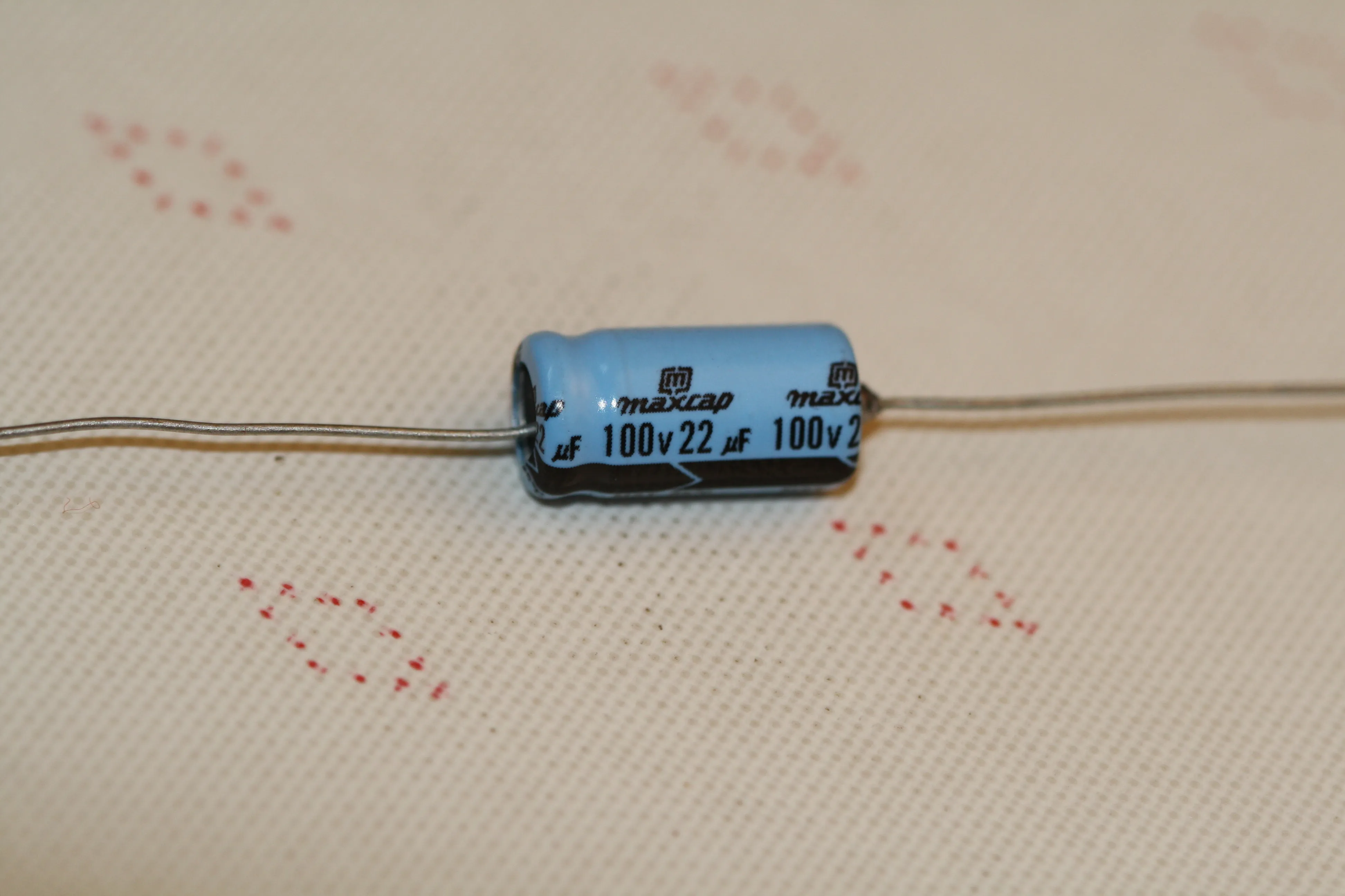 El-Capacitor 22µF/100V-8x16mm
