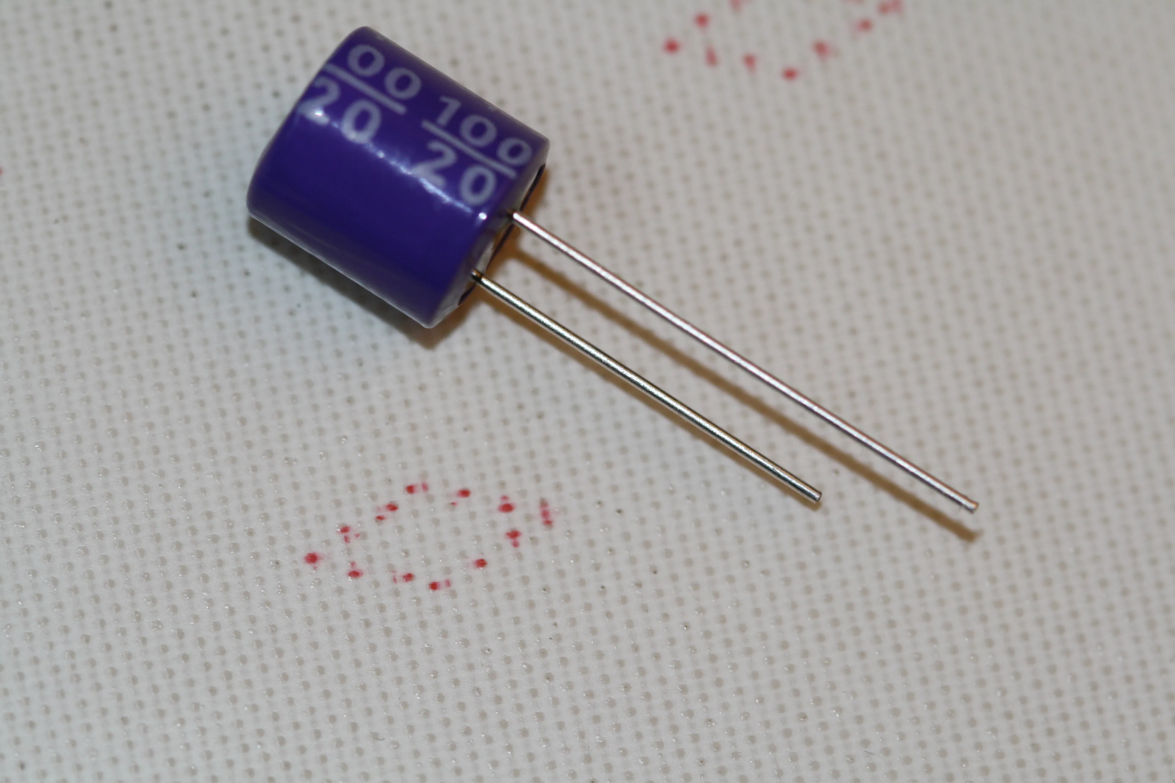 El-Capacitor 100µF/20V-10x10-P5