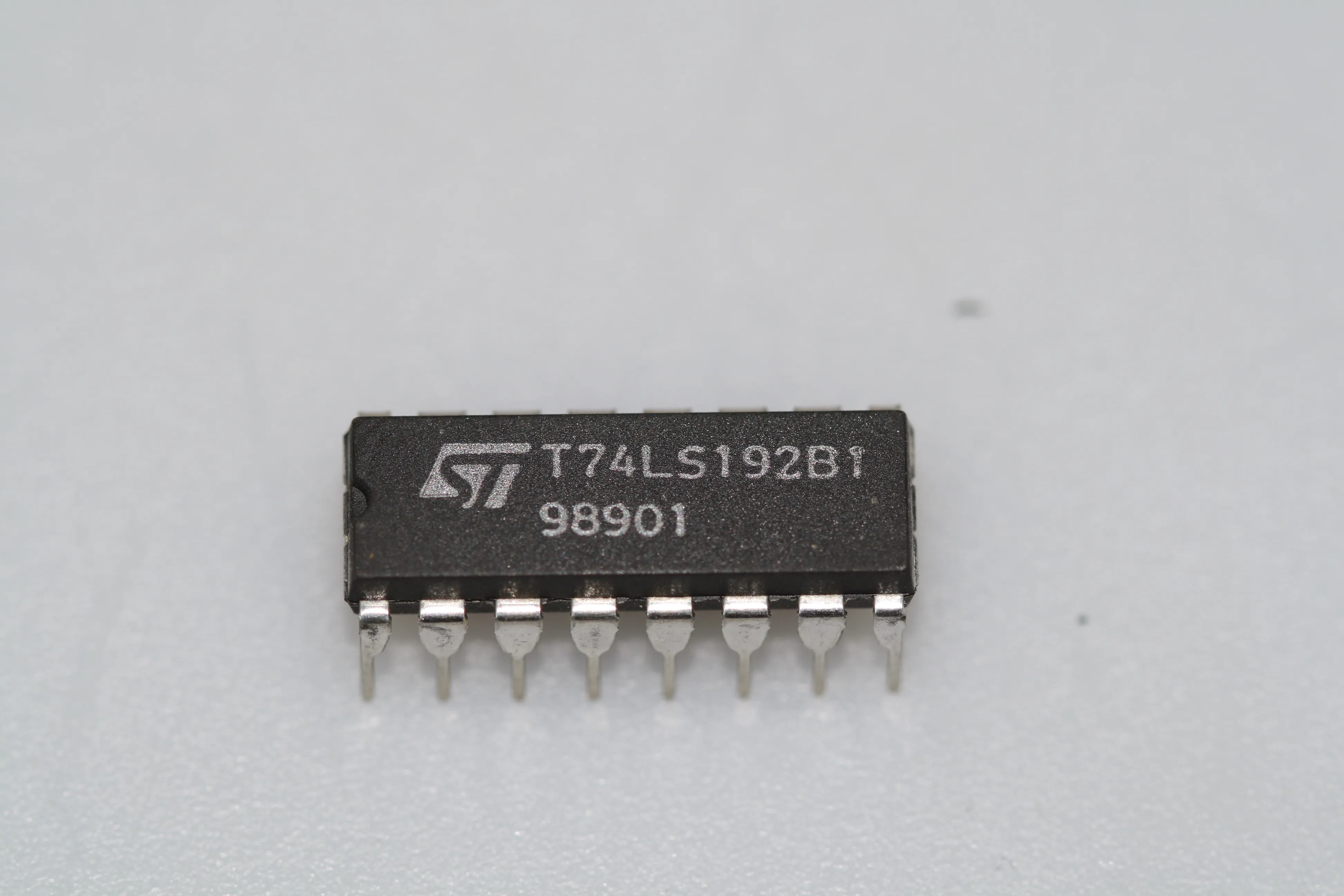 synchronous up/down decade counter with clear DIP-16