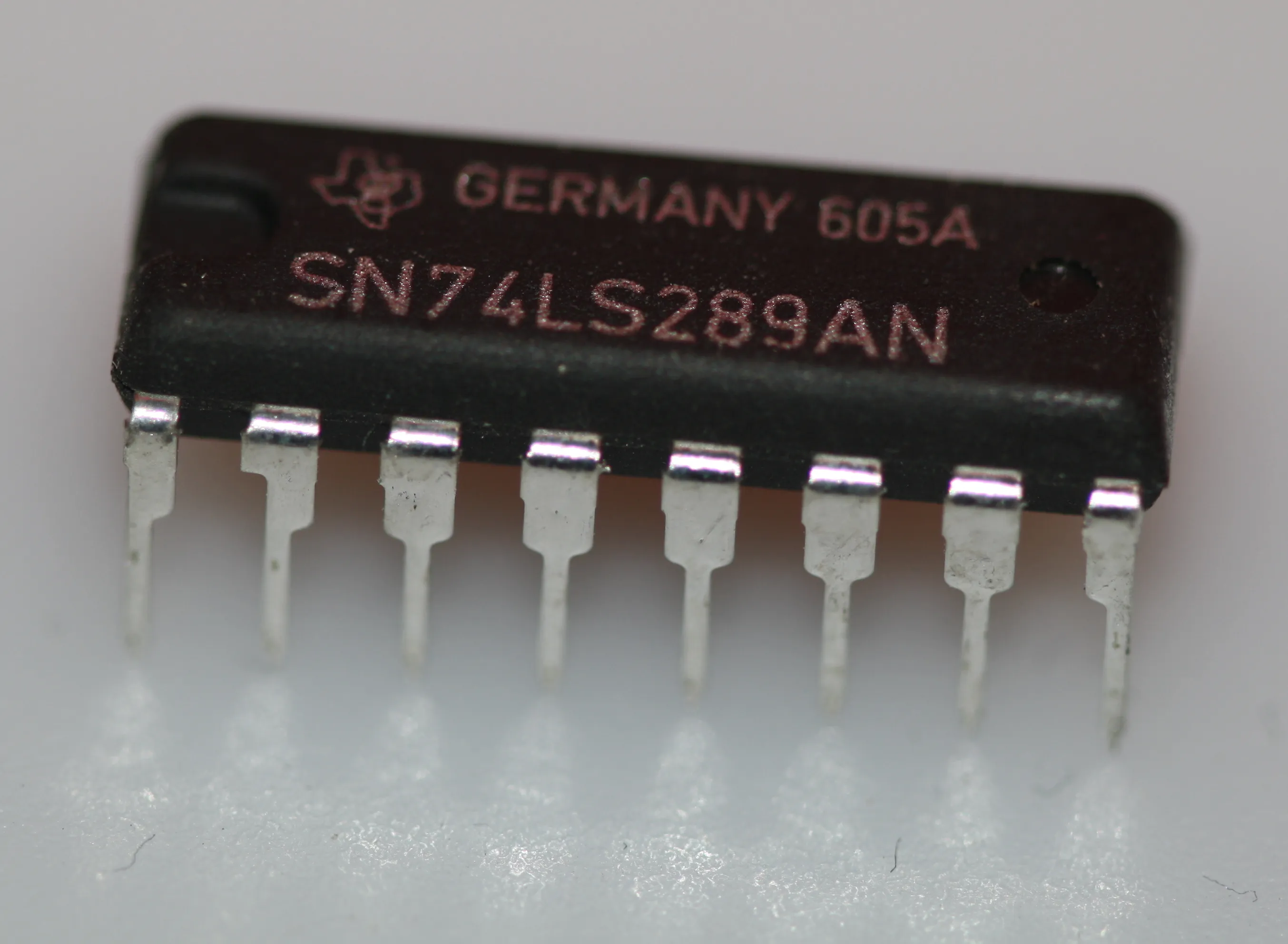 64-bit (16x4) RAM with open collector out DIP-16