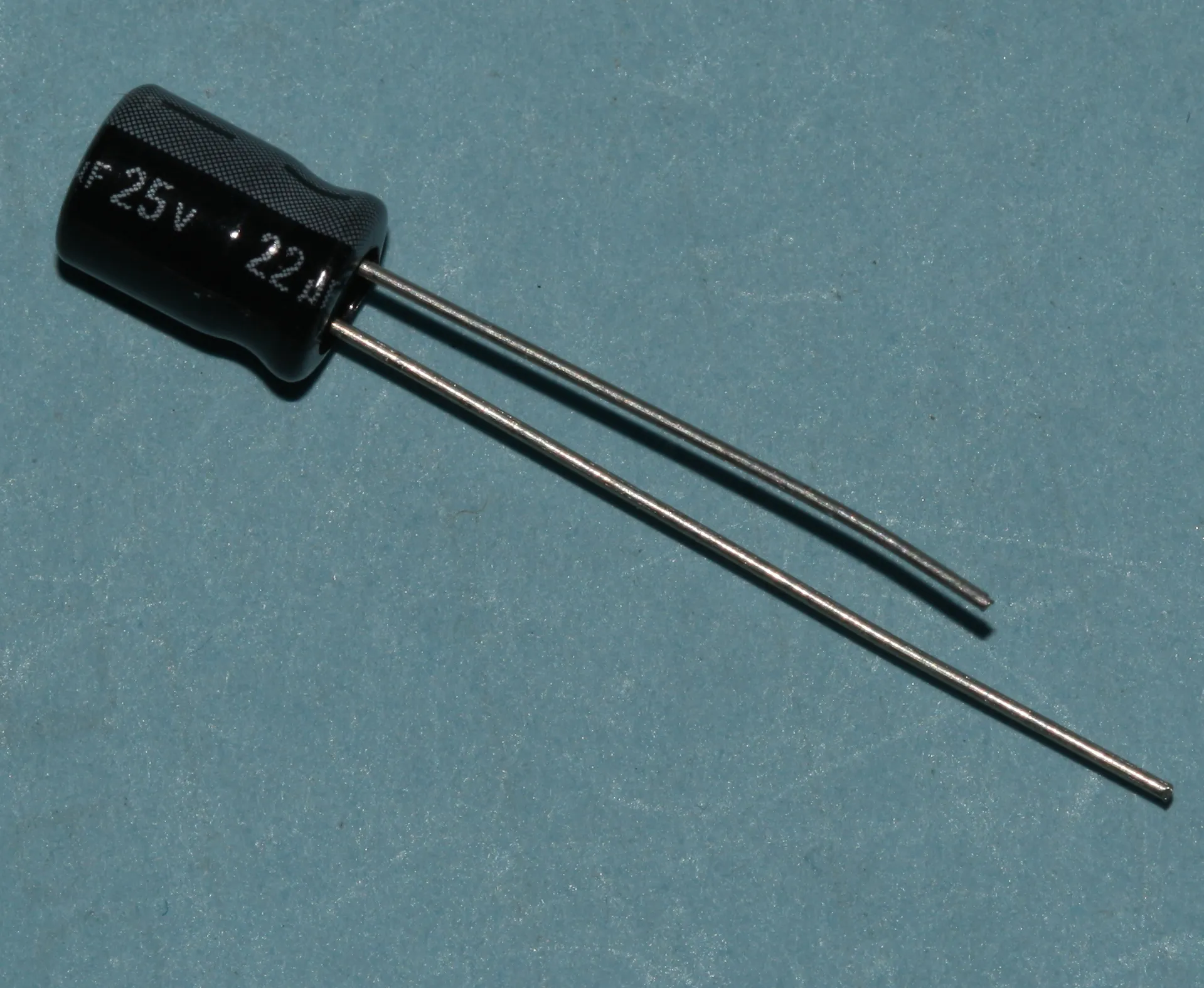 El-Capacitor 22µF/25V-P2-5X7