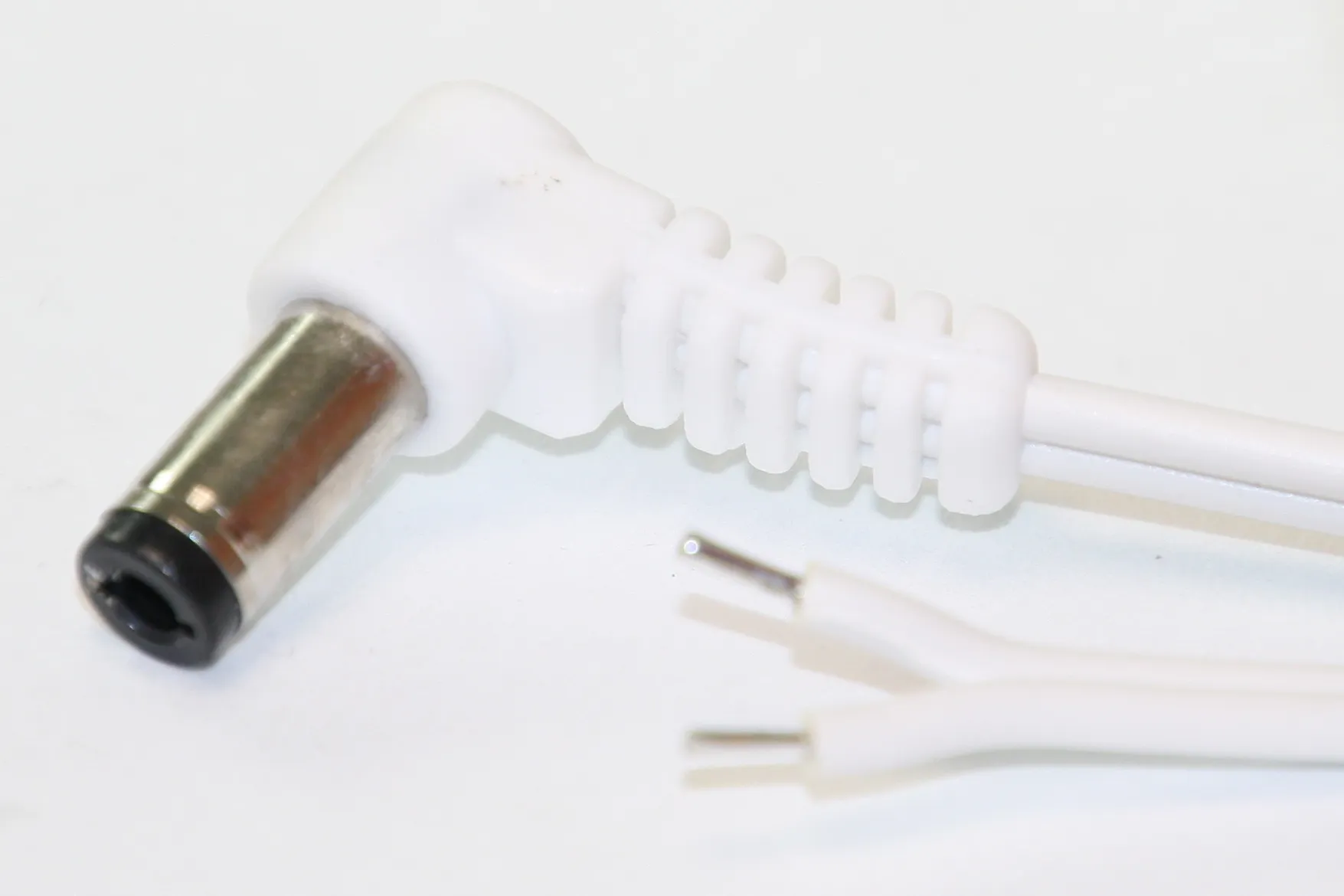 DC-kabel 2,5/5,5 vinklet 0.5mm² 1,5m løs ende HVID