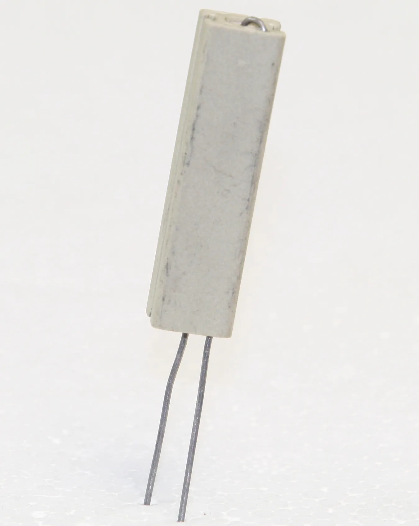 [141979] 216-3 Radial Resistor - 11W 10% 820R