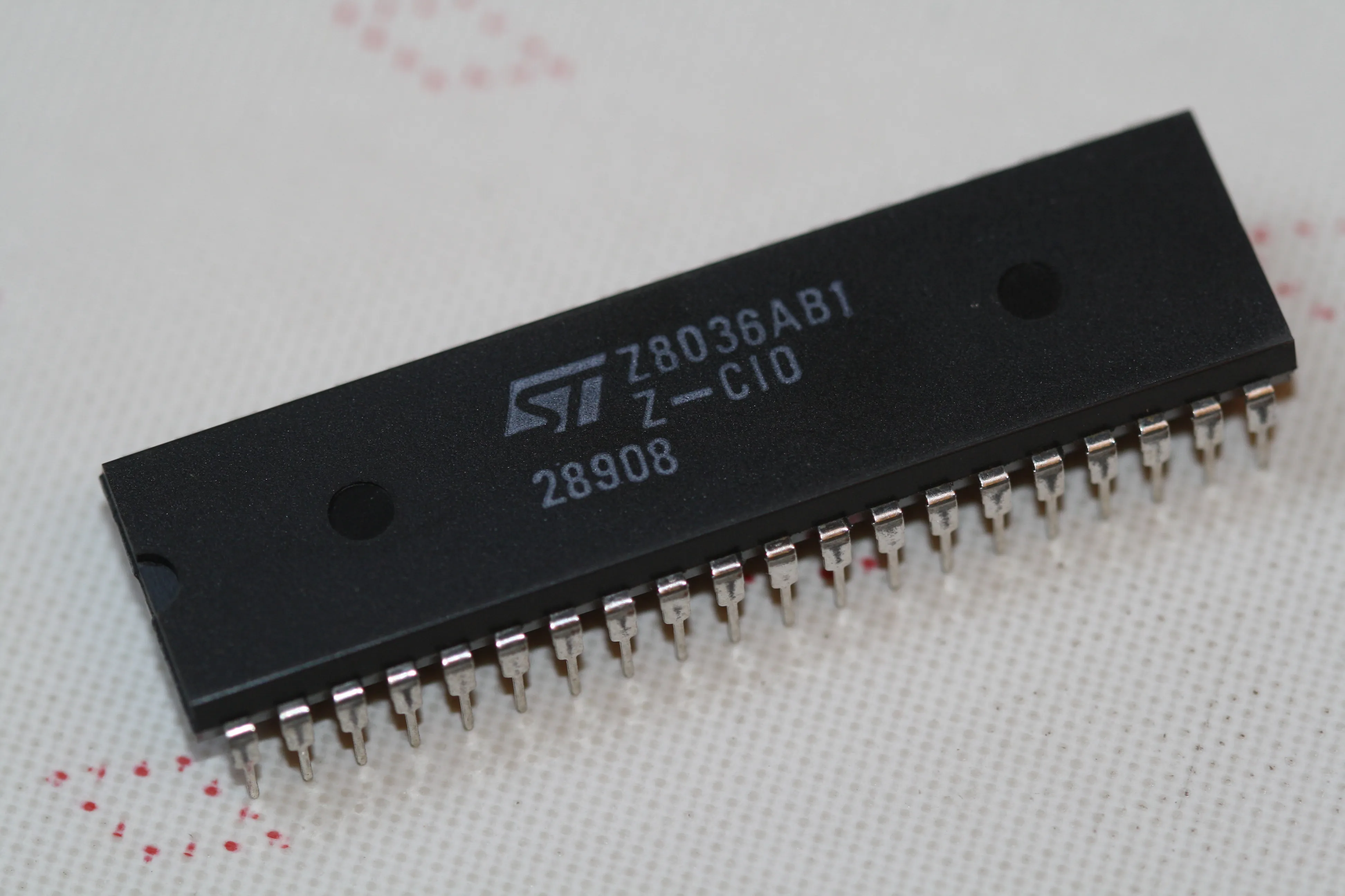[136381] Z-CIO and CIO counter/timer And parallel I/O unit, 6 MHz DIP-40