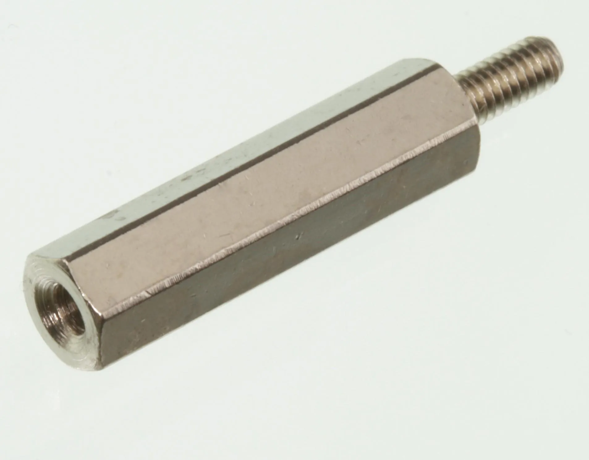 [136596] Afstandsbolt L=20mm. M2,5 UDV.-INDV. GEVIND