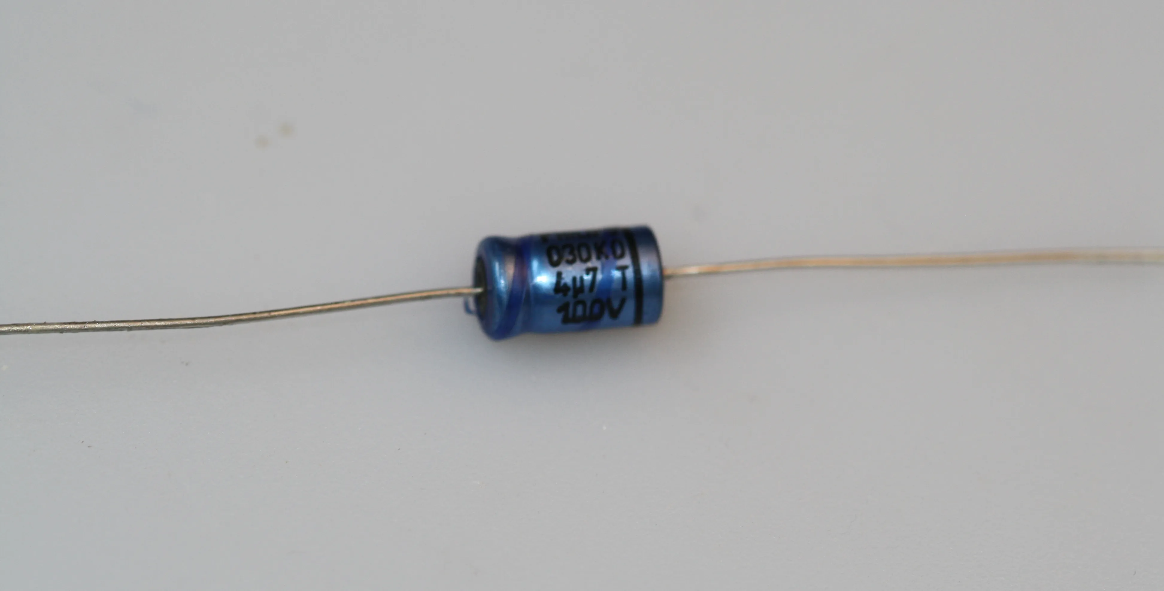 [134379] El-Capacitor 4,7µF/100V-6x11mm