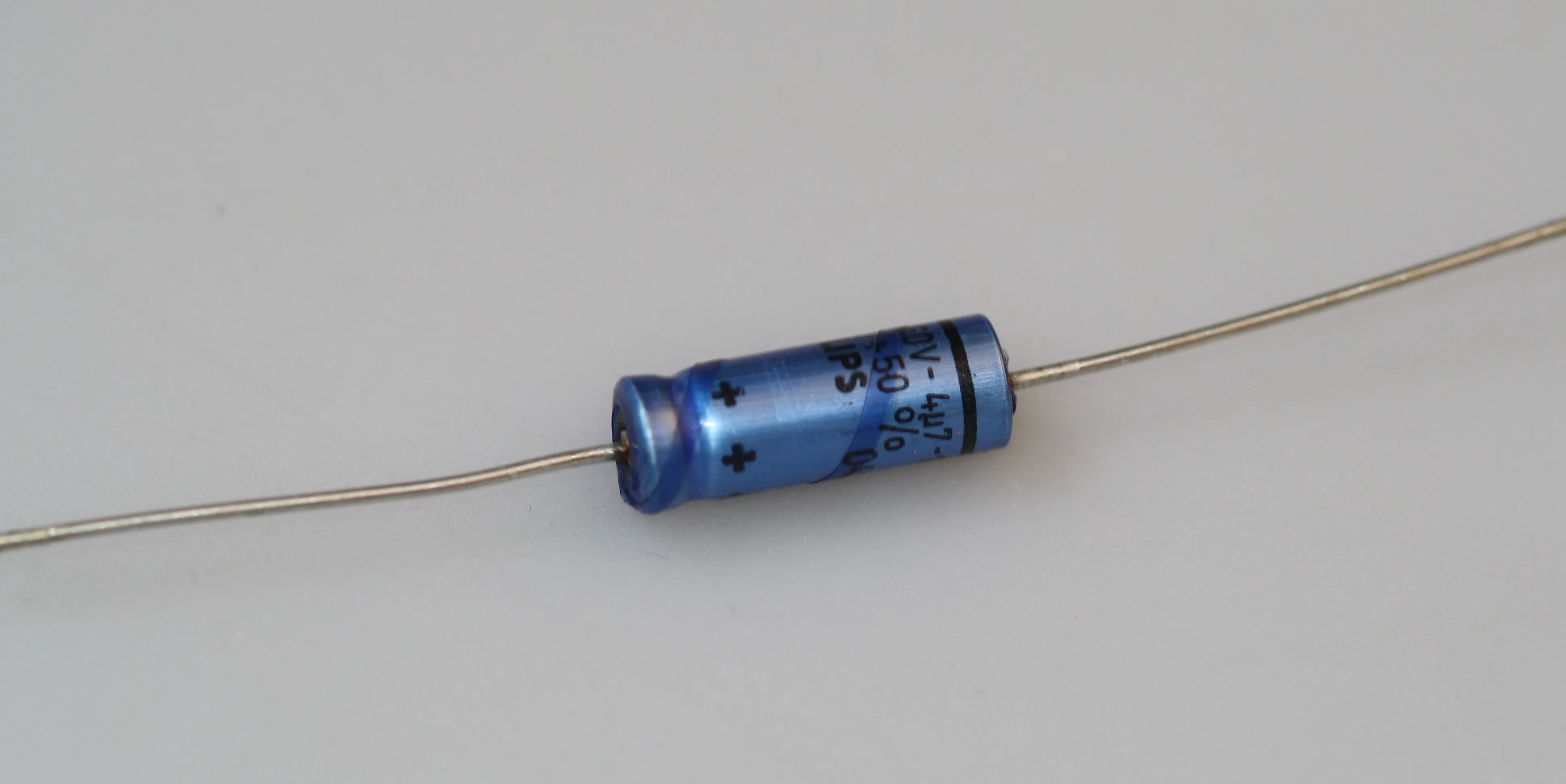 [134384] El-Capacitor 4,7µF/160V-6,3x19mm