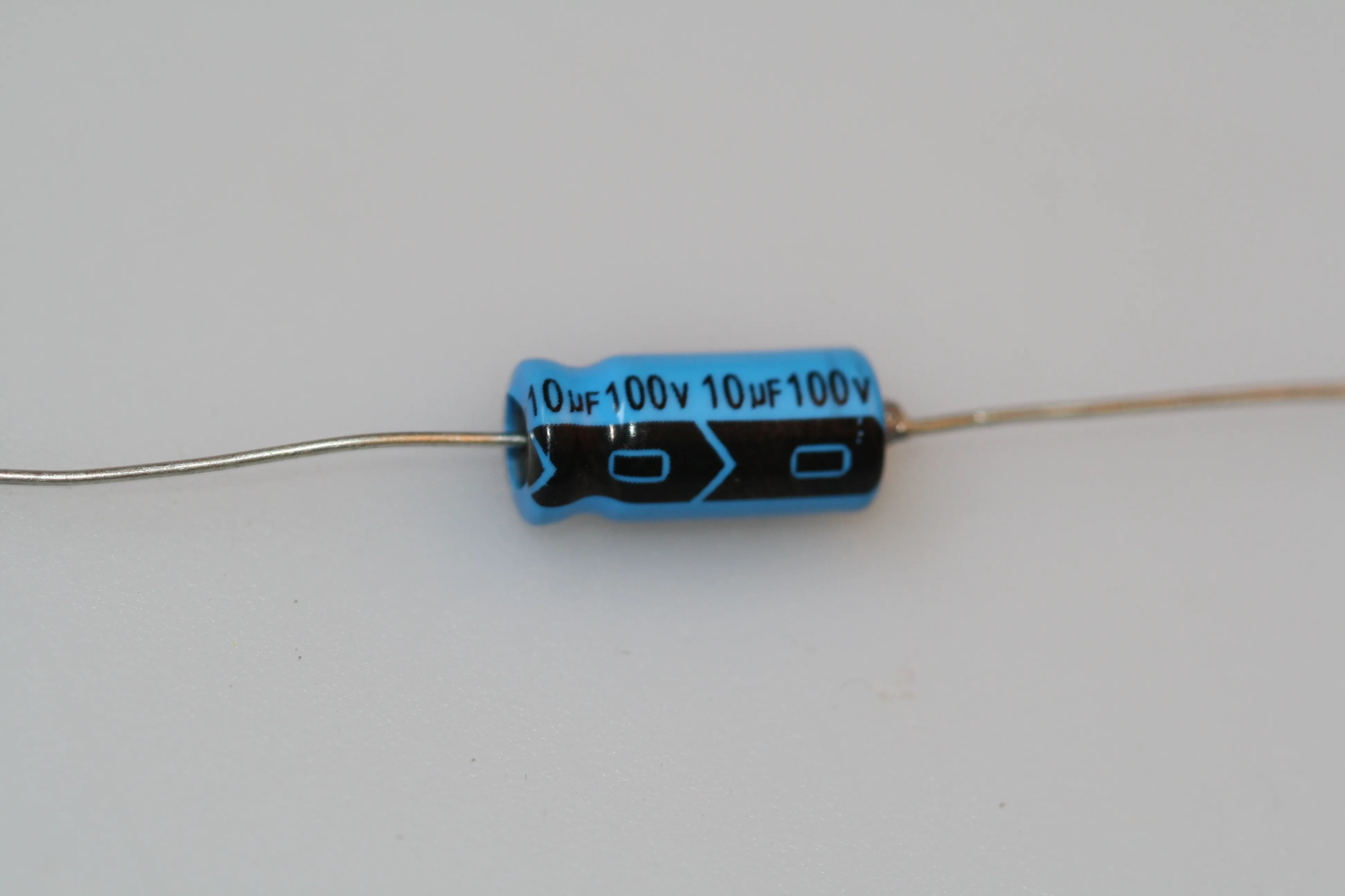 [134540] El-Capacitor 10uF/100V-6,5x14mm