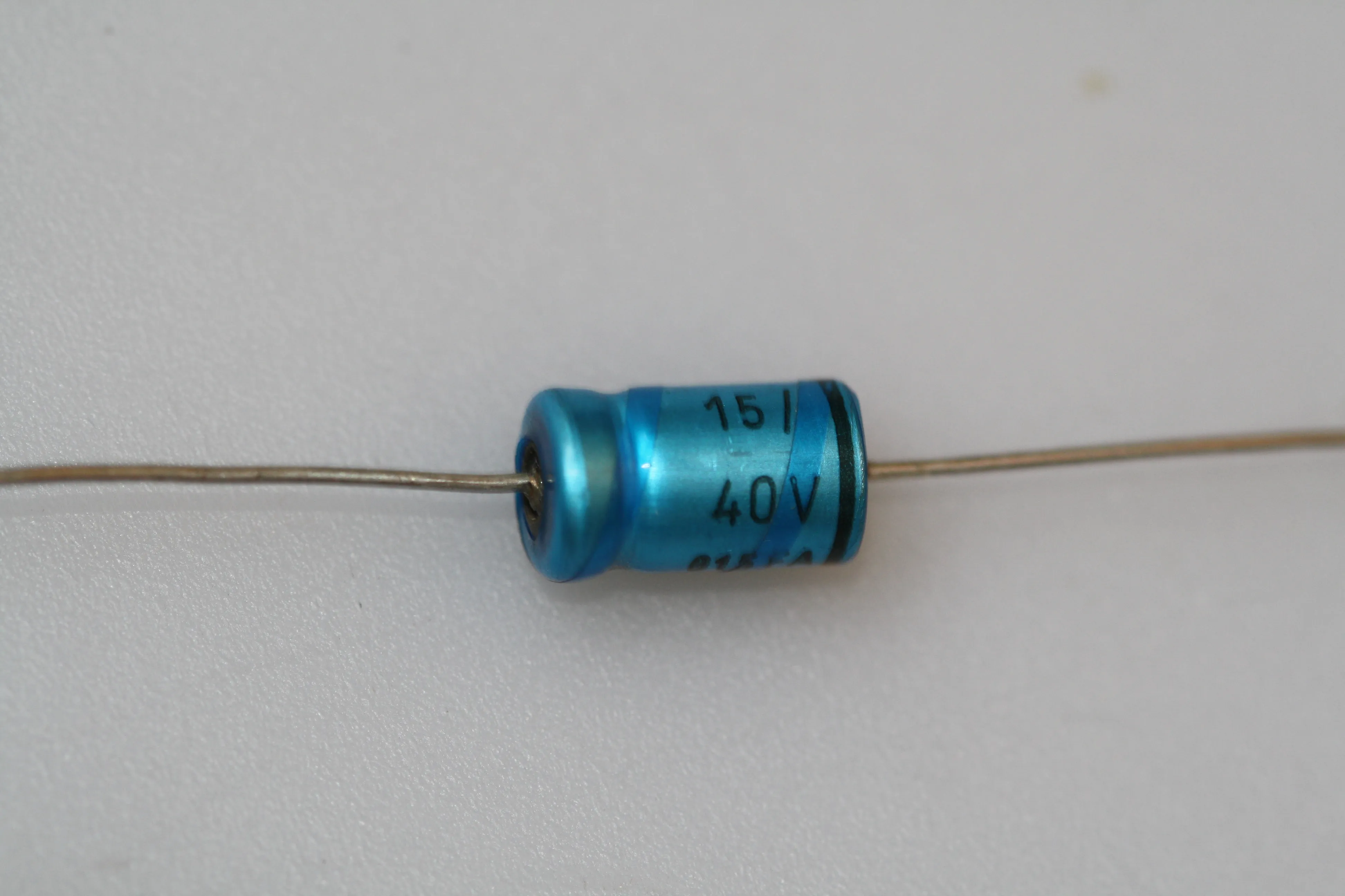 [134571] El-Capacitor 15µF/40V-6x10mm