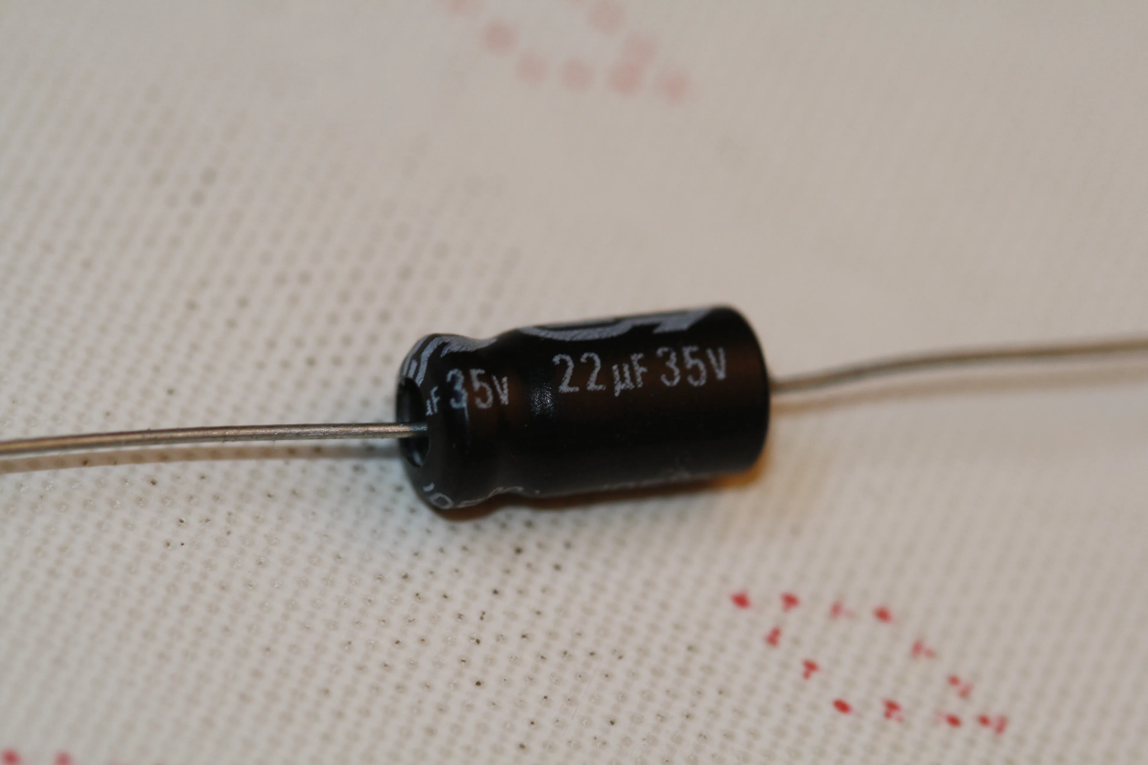 [134678] El-Capacitor 22µF/35V 6,5x13mm