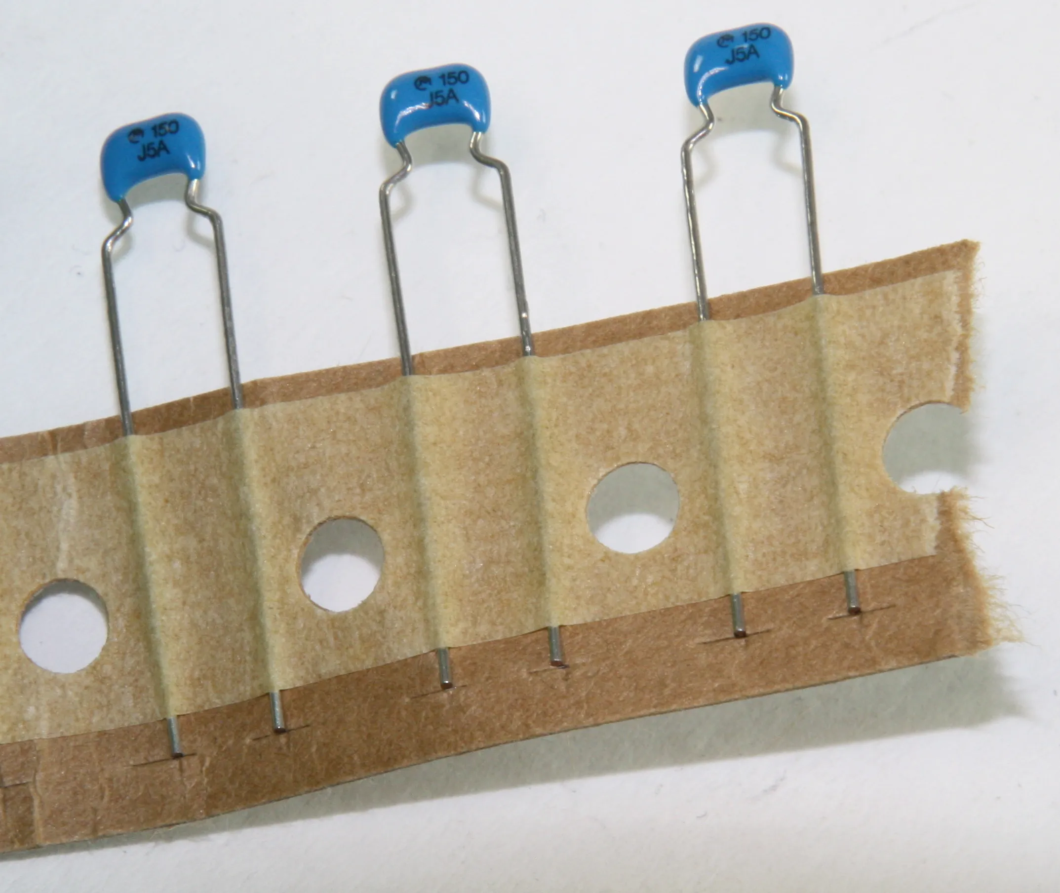 [134700] MLC Capacitor 15pF 100V 0,5% NP0 P5,08