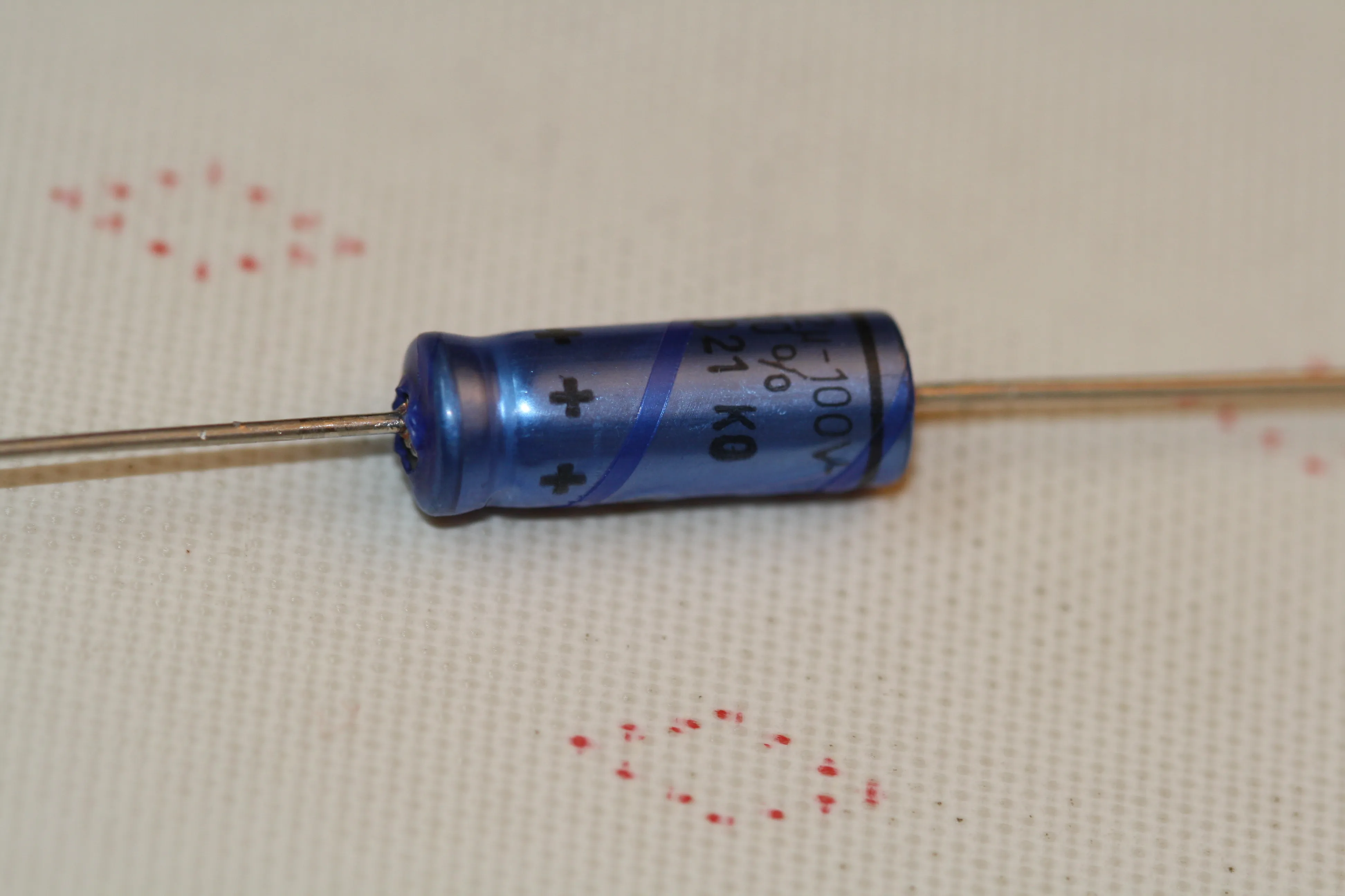 [134704] El-Capacitor 22µF/100V-6,5x19mm