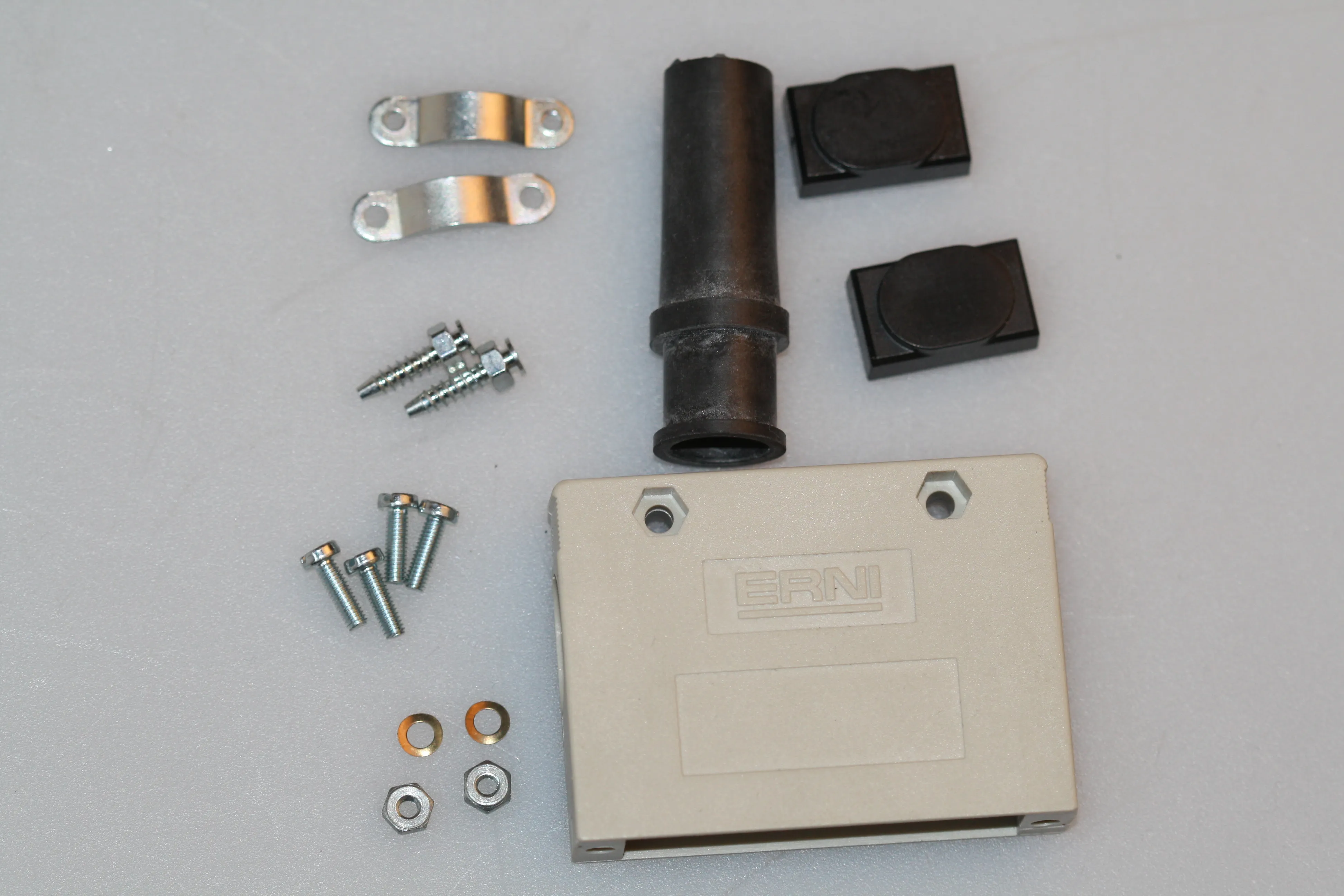 [135239] D-Sub-Hood 25-Pole Plastic Grey. Cable out 90/180/270¤