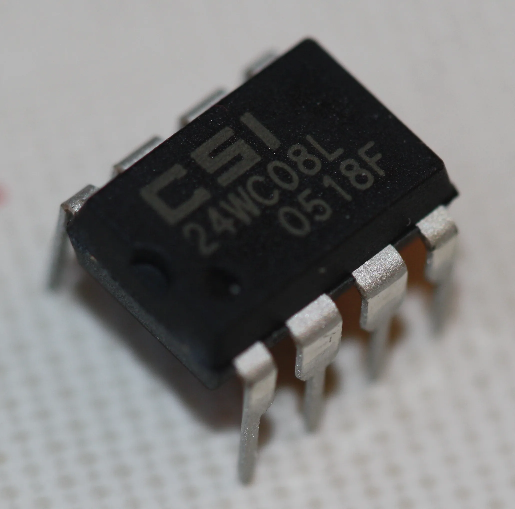 [135315] 8K/-Bit Serial E2PROM DIP-8
