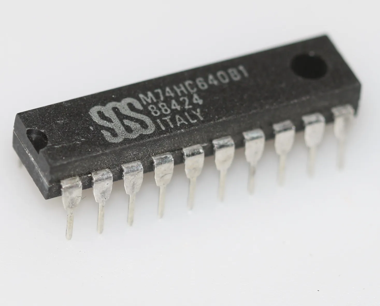 [132098] Octal bus transceiver with inverting three-state outputs DIP--20