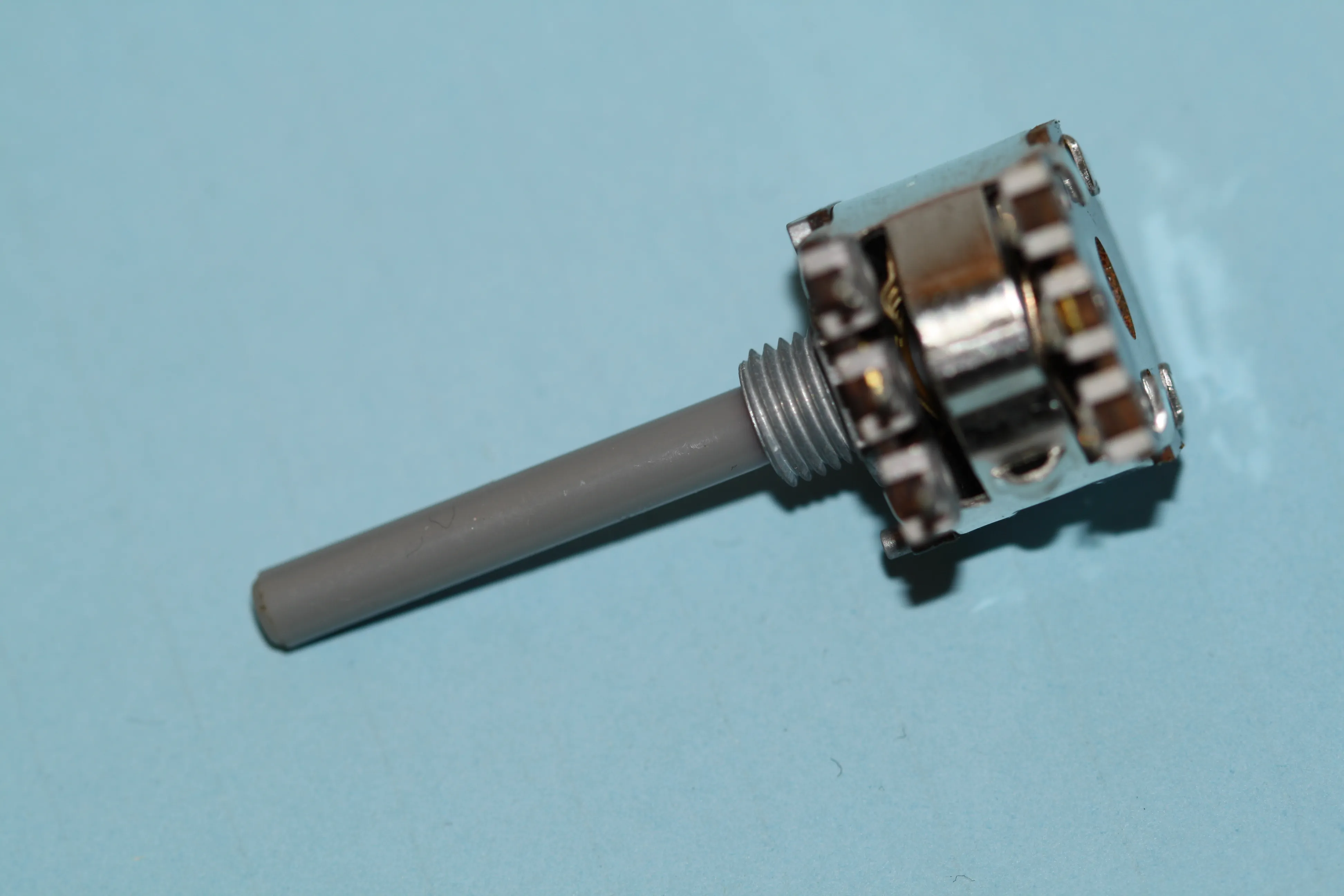 [132631] Potentiometer 16/4 STEREO LIN 4,7K ÆSKE MED 100 STK.