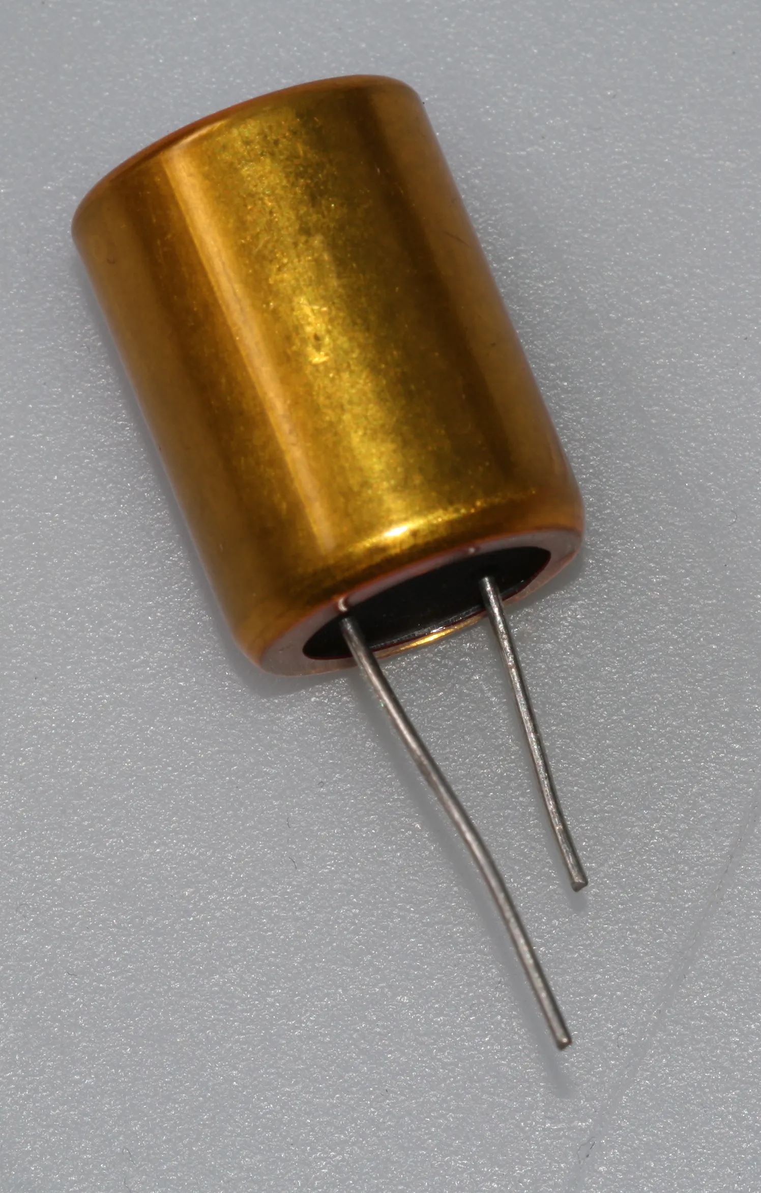 [133639] El-Capacitor 2200uF/16V 17,4x21,8mm P7,5