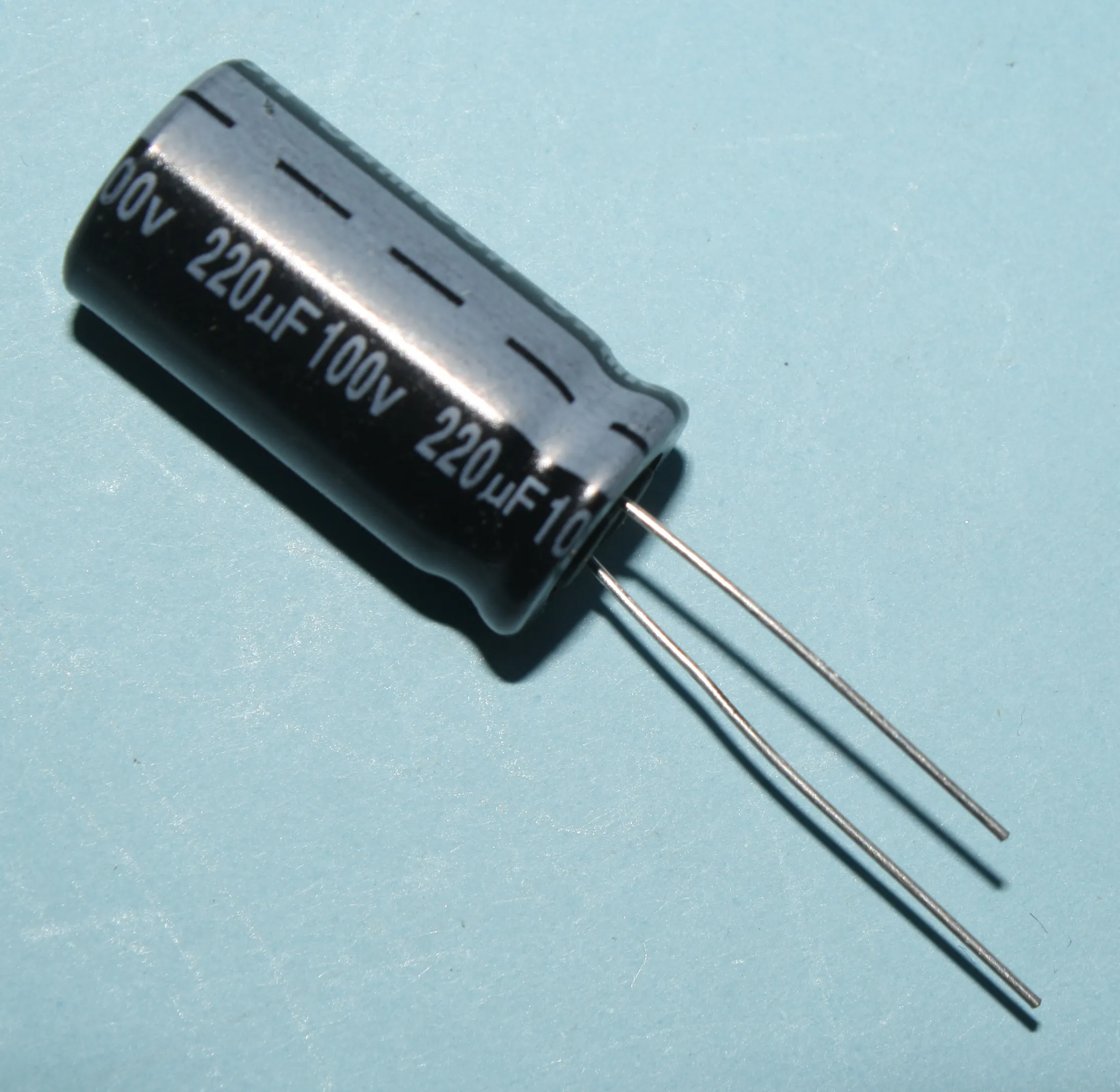 [133876] El-Capacitor 220µF/100V-P5-13X25
