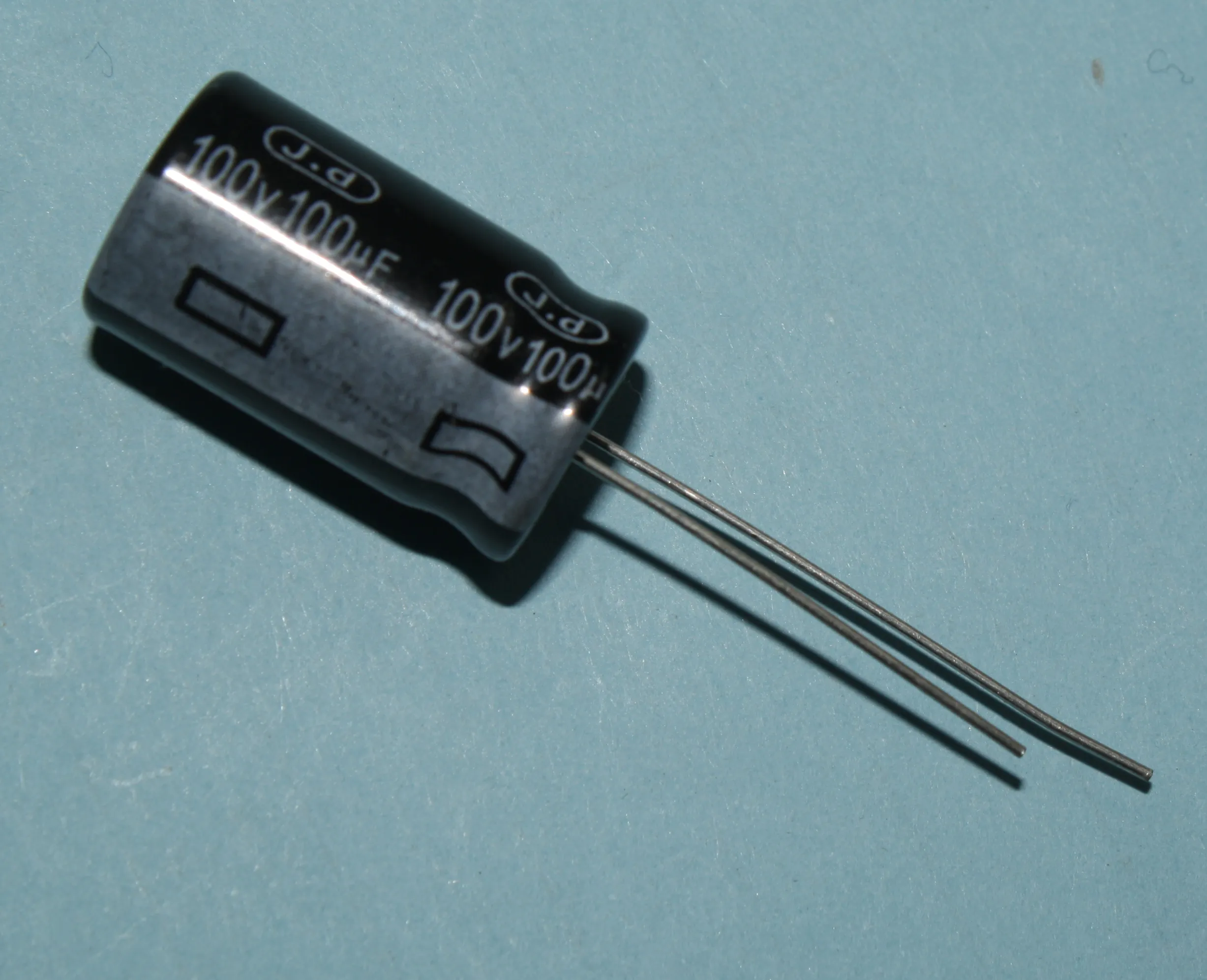 [133901] El-Capacitor 100µF/100V-P5-13X22