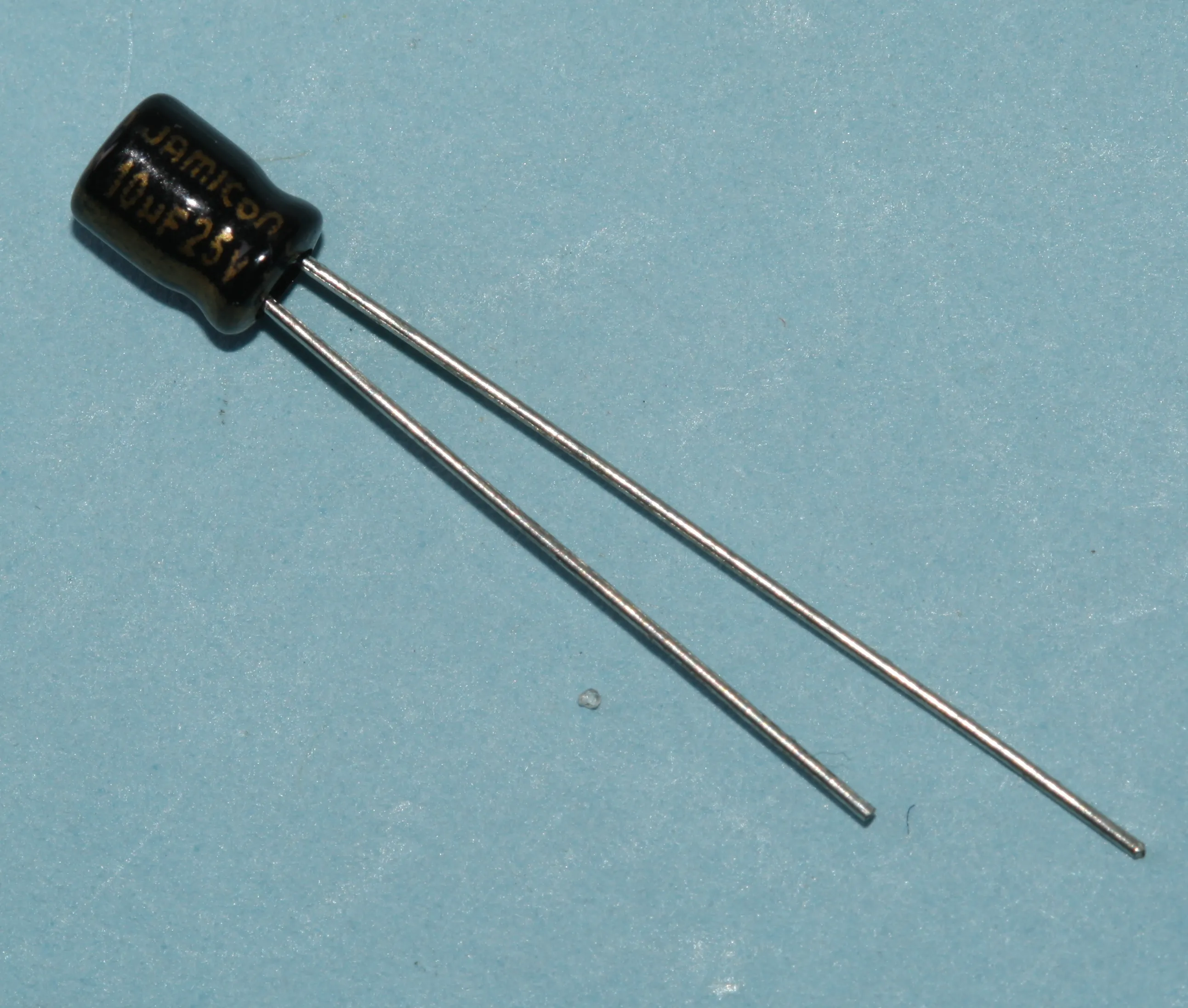 [134019] El-Capacitor 10µF/25V-P1,5-5X11