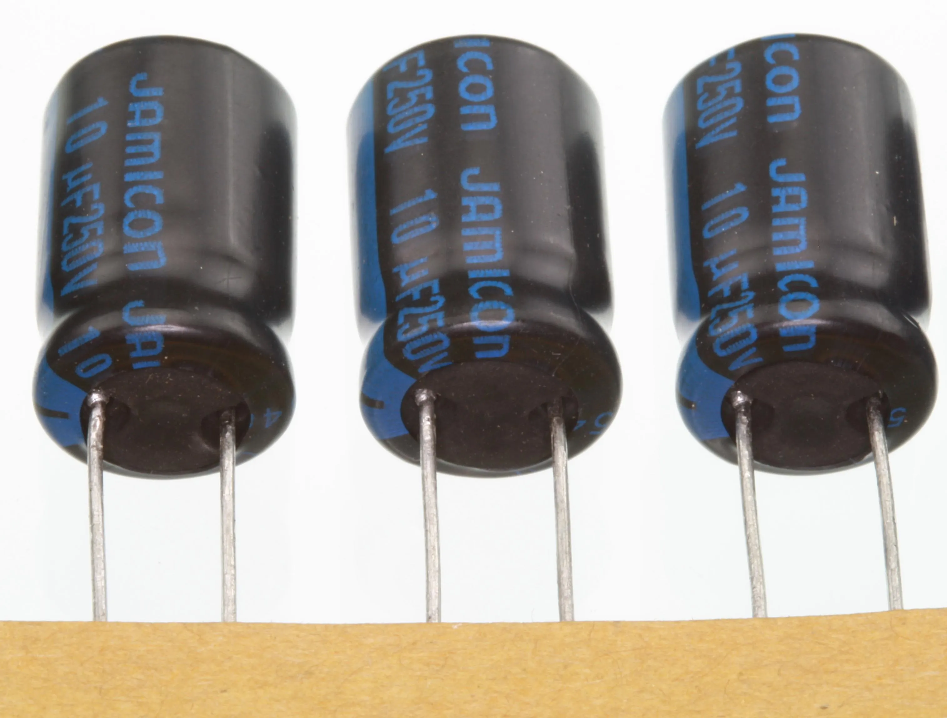 [134042] El-Capacitor 10µF/250V-P5-10X12