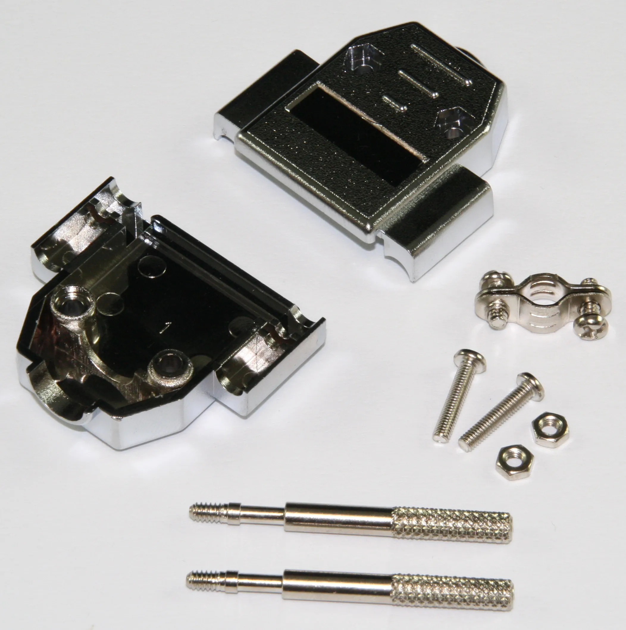 [148929] D-Sub-Hood 15-Pole Metallized med fingerskruer