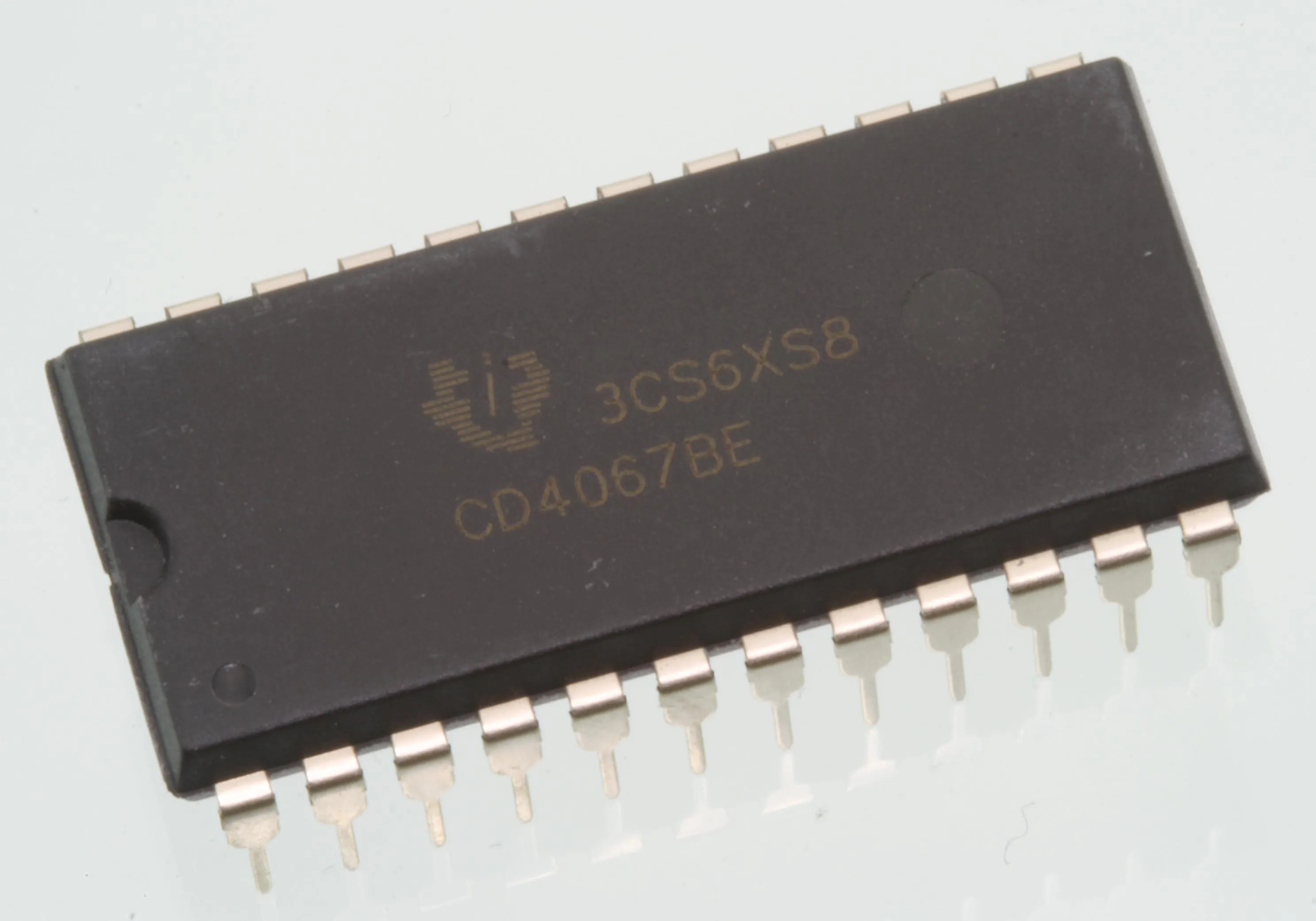 [79976] 1 to 16 Line Multiplexer DIP-24